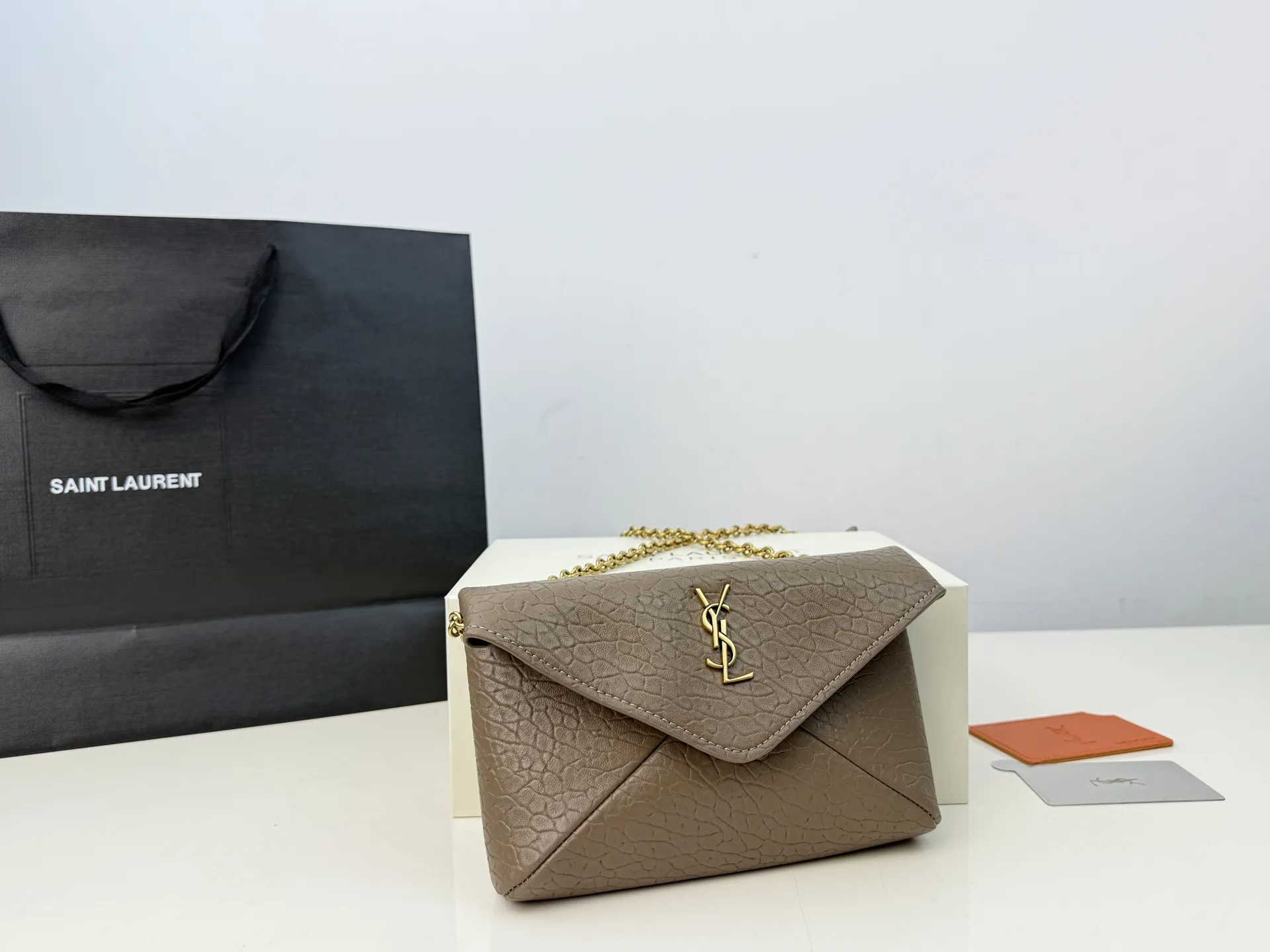 （飞机盒折叠盒⚠️）p160 圣罗兰YSL 不一样的链条包很精致 这款包包非常轻便 皮质很柔软 不一样的信封包 单肩斜挎都可以 也可以当作手拿包呀 尺寸:19.12cm