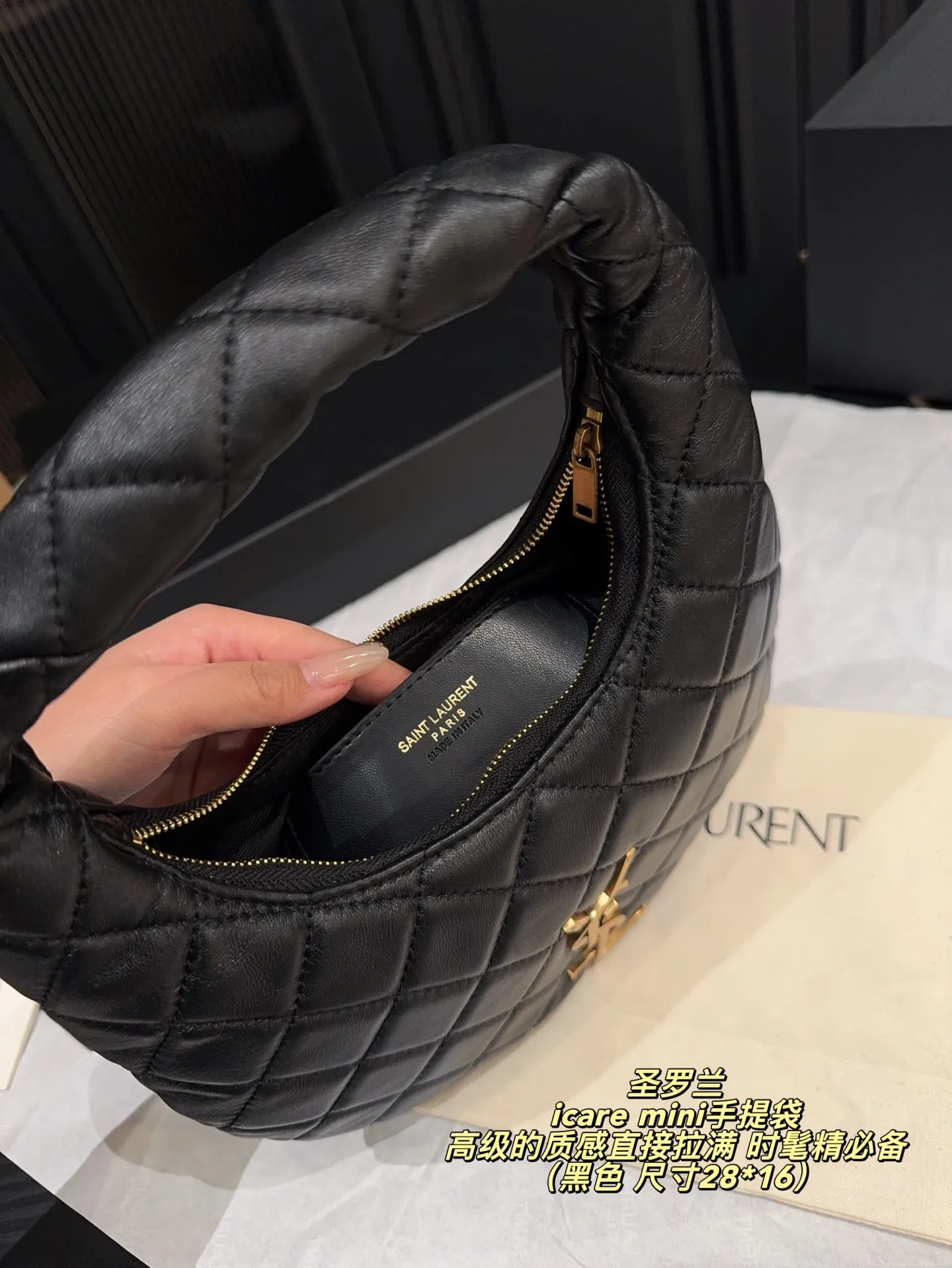 p200全套包装⚠️尺寸28*16 YSL 圣罗兰 icare mini手提袋 火遍全世界的Icare在万众瞩目的期待下 推出了超级可爱的Icare🖤🖤 高级的质感直接拉满🤍🤍 超轻手提包 来带精致的搭配体验