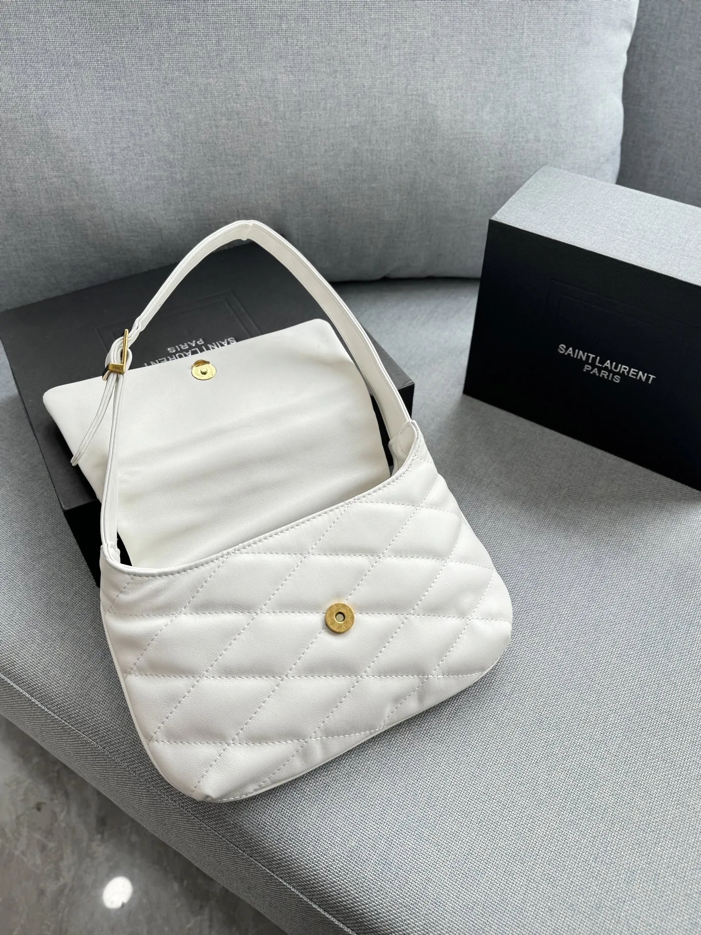 💰125 折叠盒 size:27×18 圣罗兰 YSL LE 57系列 腋下包手提单肩包 奶呼呼小羊皮 黑金小羊皮搭配压纹 可以手提又可以腋下 皮质是小羊皮 造型是梯形廓形设计 大气感拉满 精致做工和浪漫情调邂逅融合!意大利小羊皮革手感软糯舒适,柔软到一直想去rua它!参加宴会,平时搭配衣服都可以, 可休闲,可女神,就是百搭神器啦!