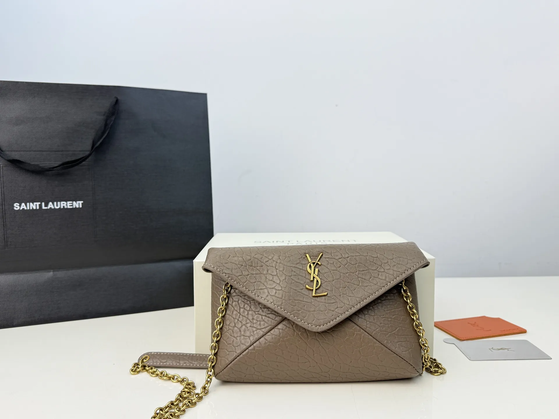 (飞机盒折叠盒⚠️)p160 圣罗兰YSL 不一样的链条包很精致 这款包包非常轻便 皮质很柔软 不一样的信封包 单肩斜挎都可以 也可以当作手拿包呀 尺寸:19.12cm