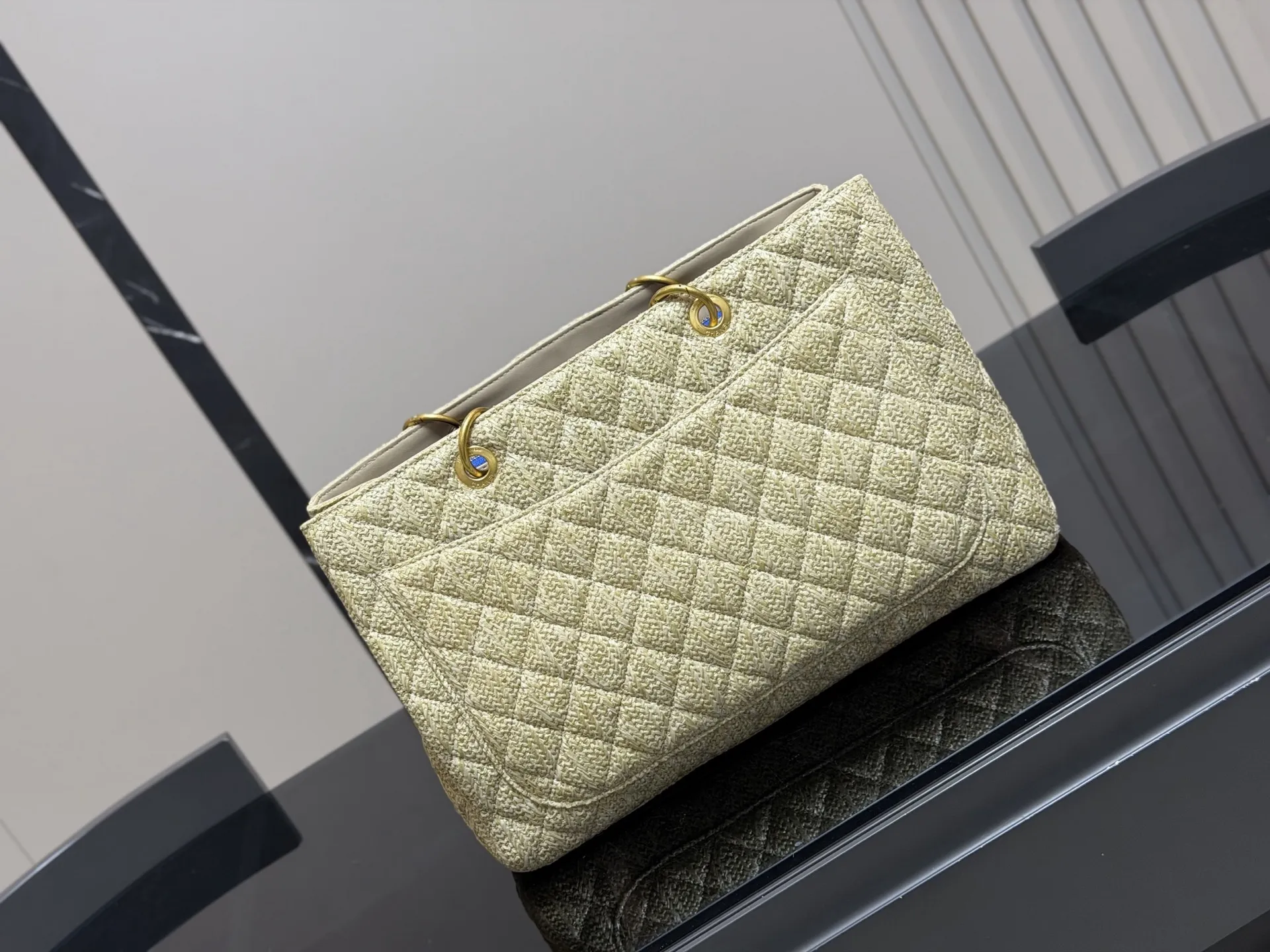 &yen;180 香奈儿GST 一包难求系列 通过各种渠道购入正品开发复刻 原厂小牛皮压荔枝纹颗粒 专柜同步纯钢制五金 容量极大 各种场合均适用 版型超赞👍 出门必备尺寸：38.24cm