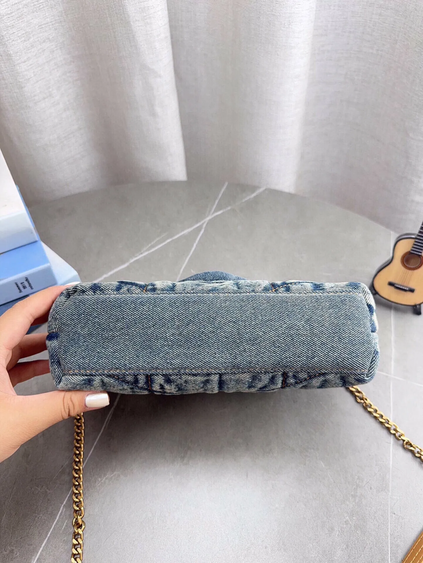 高品质YSL圣罗兰丹宁puffer 眼击中的ysIlouloupuffer云朵包 极具致敬意味的&ldquo;Loulou&rdquo;单肩包在本季开启全新演绎,设计师以牛仔效果面料融入填充夹克的创意，搭配鲜艳紫色，助你携-抹明媚迎接盎然春光。 为经典包袋注入新意，品牌用酒椰叶纤维拼接包面，简洁流畅的廓形洋溢优雅魅力，适宜搭配裤装或礼服，于细节处传递轻松愉悦的夏日写意。小号尺寸：22*16cm 无盒 p180