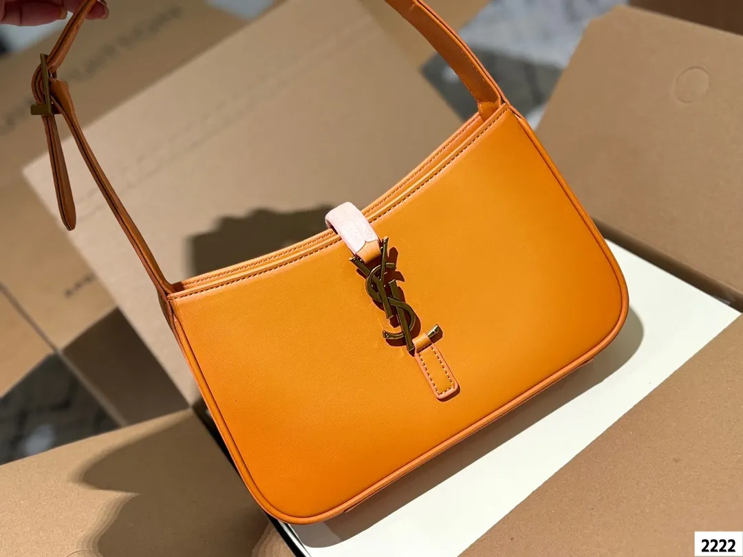 P125 YSL圣罗兰hobo腋下包, 今天的这只方方正正的腋下包又是满满的惊喜呀摸_上去皮质丝滑触感让人一不小心就上瘾除了好质感设计也十分特别以70年代复古手提包为灵感,融入「Rive Gauche左岸精神」,干净的包身以金属扣饰点缀包包极简的外形加上经典品牌logo,完美的搭配,非常的时尚百搭!尺寸:25 14