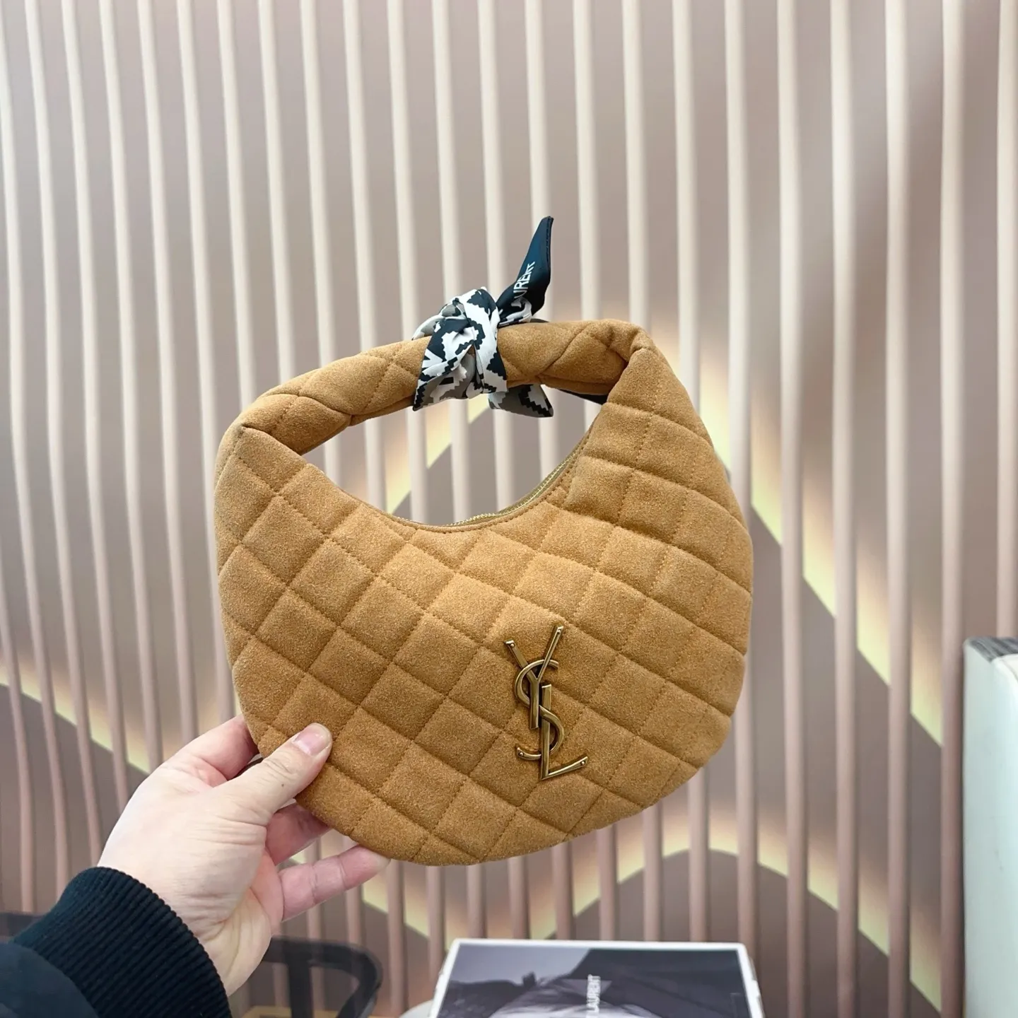 P180 全套包装 SAINT LAURENT 圣罗兰|Icare 月牙包 可颂形状,标志性的金属logo点缀,完美结合复古与现代感,日常出街还是夜晚派对都合适! 尺寸 47.32cm 25.16cm. Yn