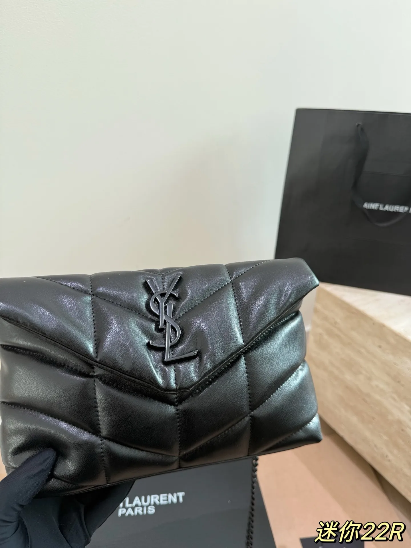 YSL圣罗兰云朵包P150 Ysl圣罗兰云朵包,超酷~ 折叠礼盒🎁 YSL圣罗兰云朵包 黑金超酷 杨幂同款 软软糯糯小可爱 外观颜值爆表 不要犹豫 必入款 真好好#ysl圣罗兰 尺寸22 16