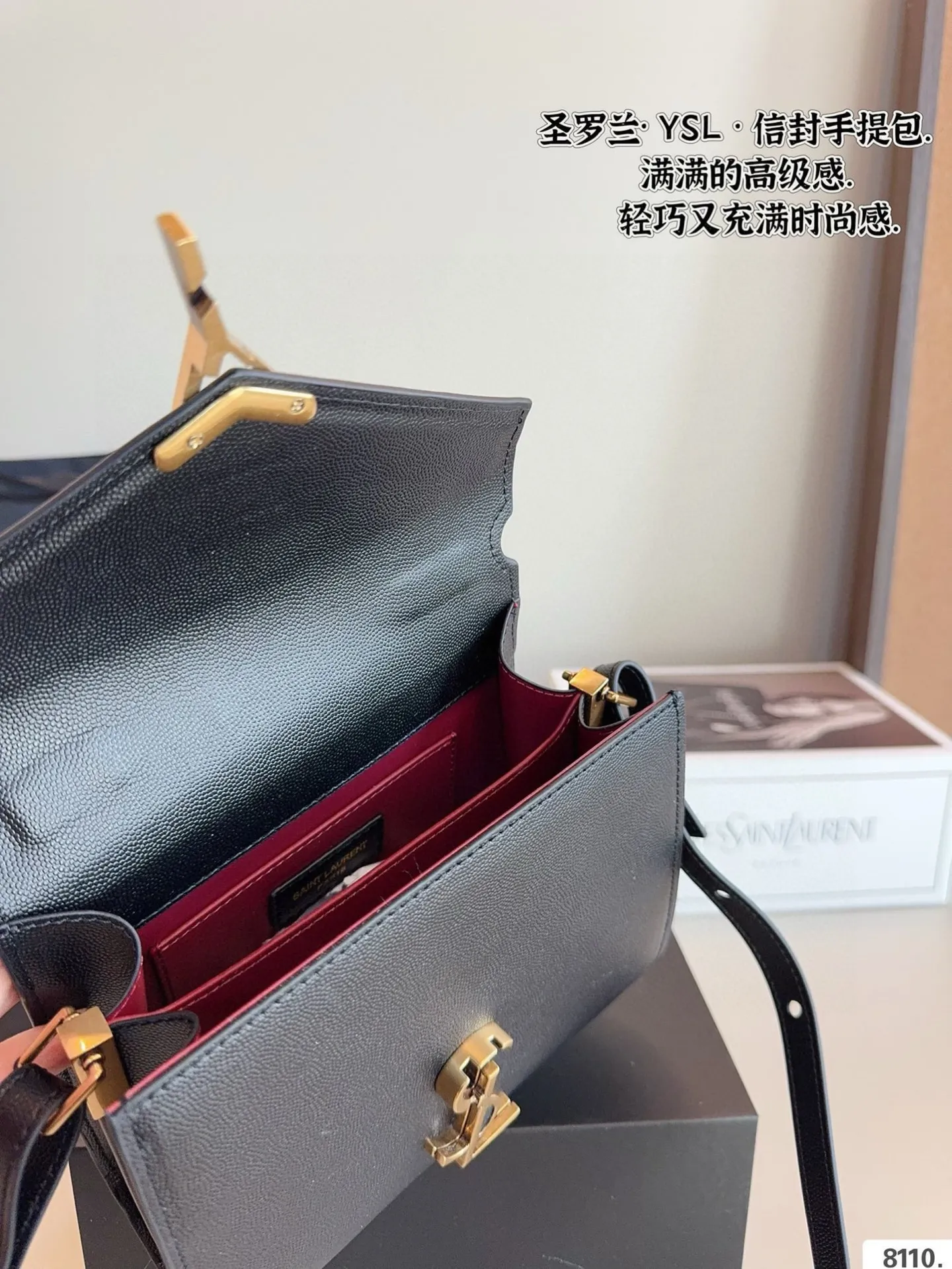 p175配礼盒🎁. 圣罗兰YSL cassandra 手提邮差包 简约才是百搭公式。 复古又时髦，妥妥的街拍神器。 出街通勤都可。 容量很大，可肩背、斜挎。 搭配很显高级感。 是帅气女孩不可缺少的一款经典存在。尺寸：20*8*16cm