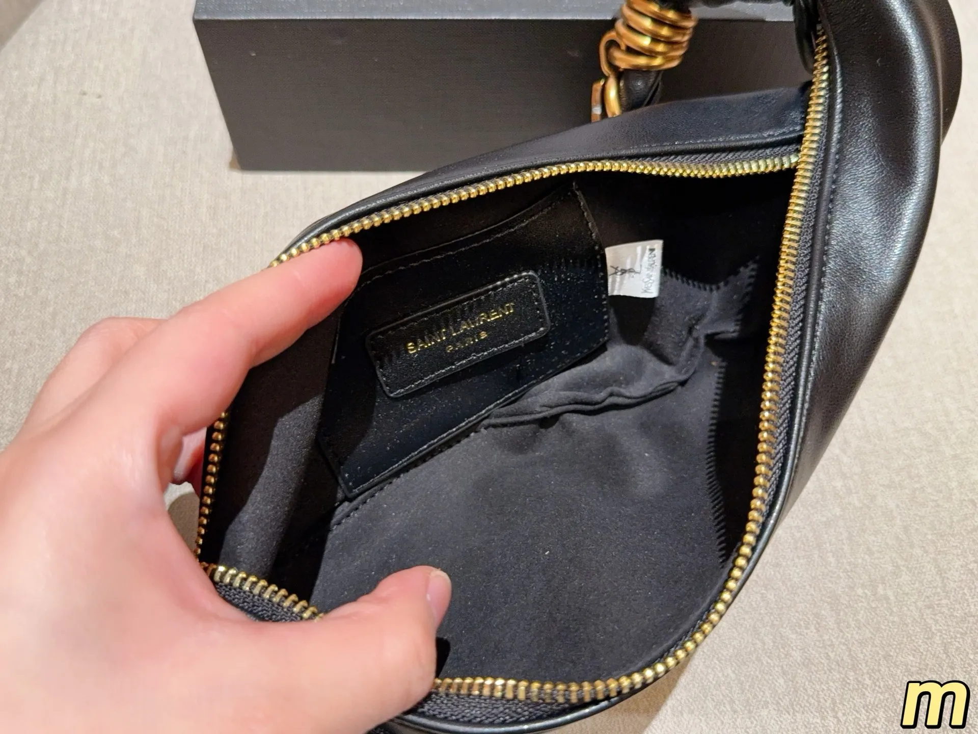 💰135 圣罗兰YSL AMALIA腋下包 柔软慵懒随性&ldquo;牛角包&rdquo;造型，超有法式氛围感！肩带是金色YSL字母链条交织，辦识度满分-。拉链开合，内部空问能装手机、钱包等日常小物，手提或腋下背都很时髦，轻松打造松弛感穿搭~ 尺寸39&times;13 礼盒包装🎁