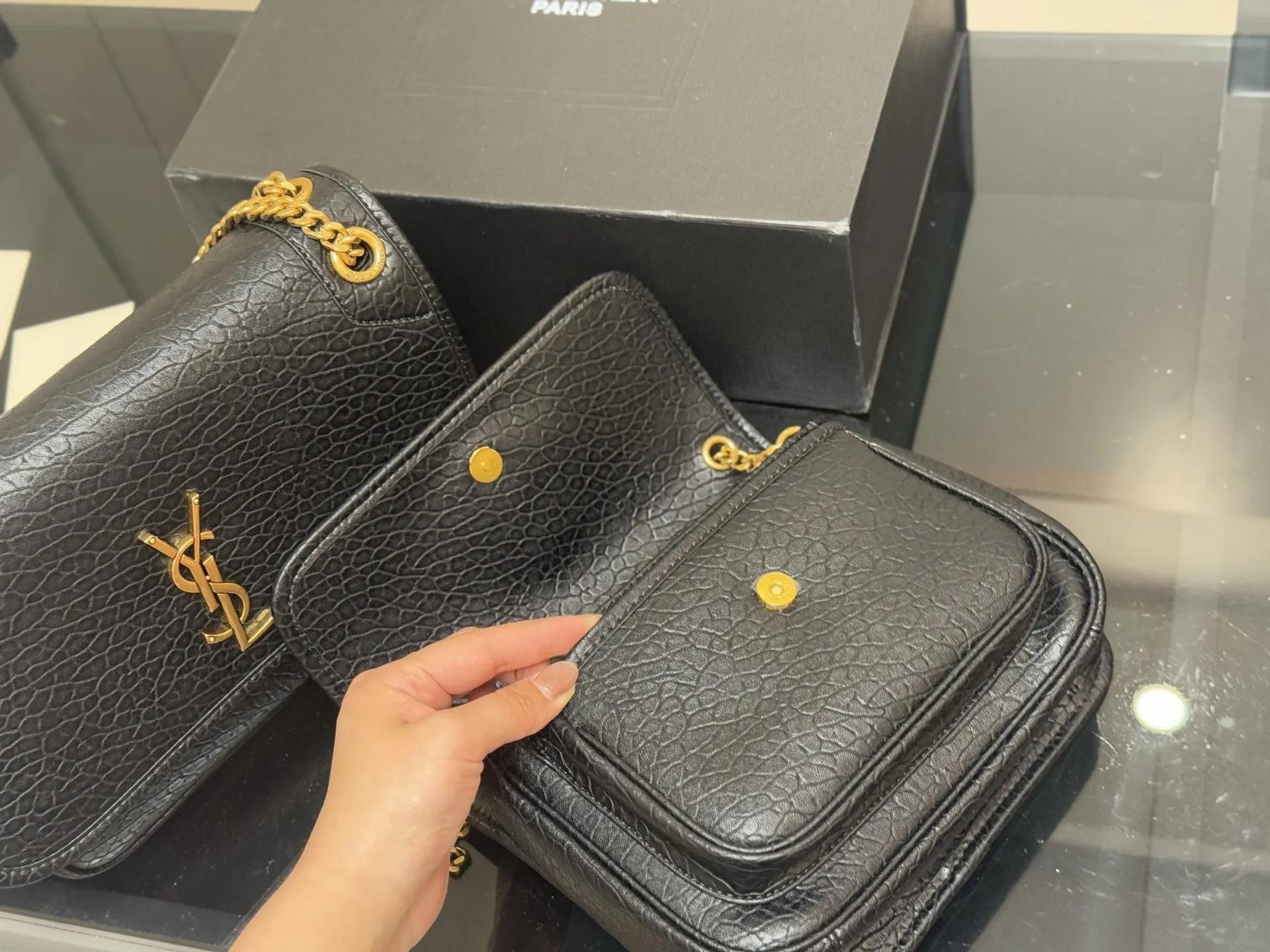 ¥190 ¥200 配盒 size:22*18cm(小) 28*22cm(大) 千呼万唤的 圣罗兰法棍niki终于到新尺寸啦 高订版 niki ysl niki 皮料软糯质感✔️ 强力推荐我们家的Niki