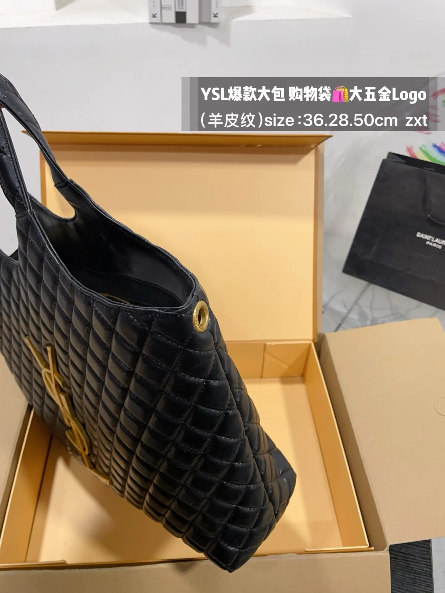 👑💰175无盒 size:底36.28.50cm YSL爆款大包 购物袋🛍️ 大五金Logo终于做到与原版大小一致💪 高级感满满👍圣罗兰 复古菱形格子与 巨大LOGO五金 璀璨而大气☄️ 最重要是一包当2包用、 中间链子往两侧一收 可以变换造型 配有小包一个 (五金全套对版带LOGO)