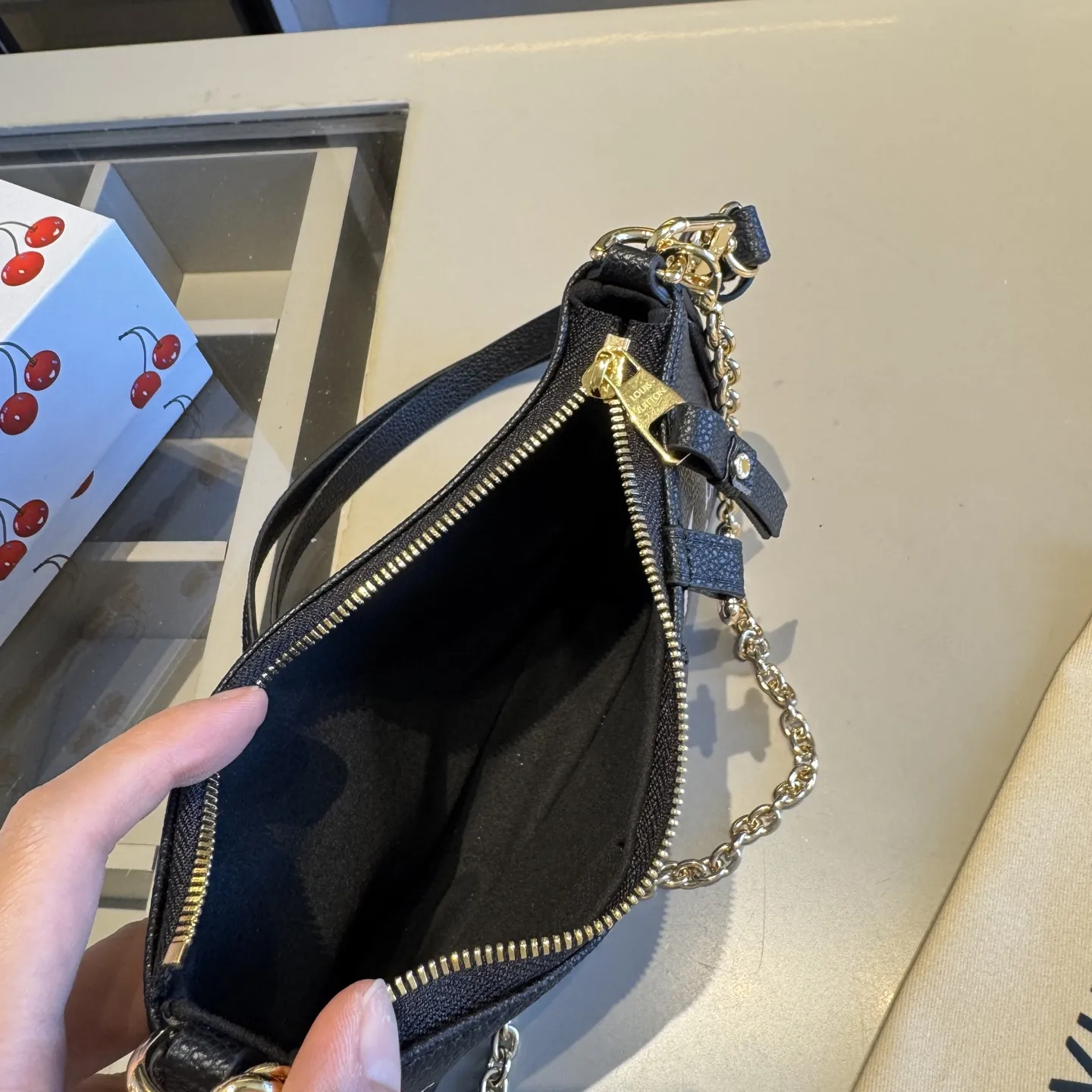 🅿️150✅牛皮系列🔜 顶级货🔥全钢五金‼️黑色印花牛皮系列～LV路易威登专柜爆款easypouch麻将包👸专柜同款～配链条和长带！走到哪都是回头率👍原版全牛皮🐂原版顶级全钢五金 完美走线 [得意]平时出门的东西都可以装！🎁原版折叠礼盒包装（size：20*12*3）