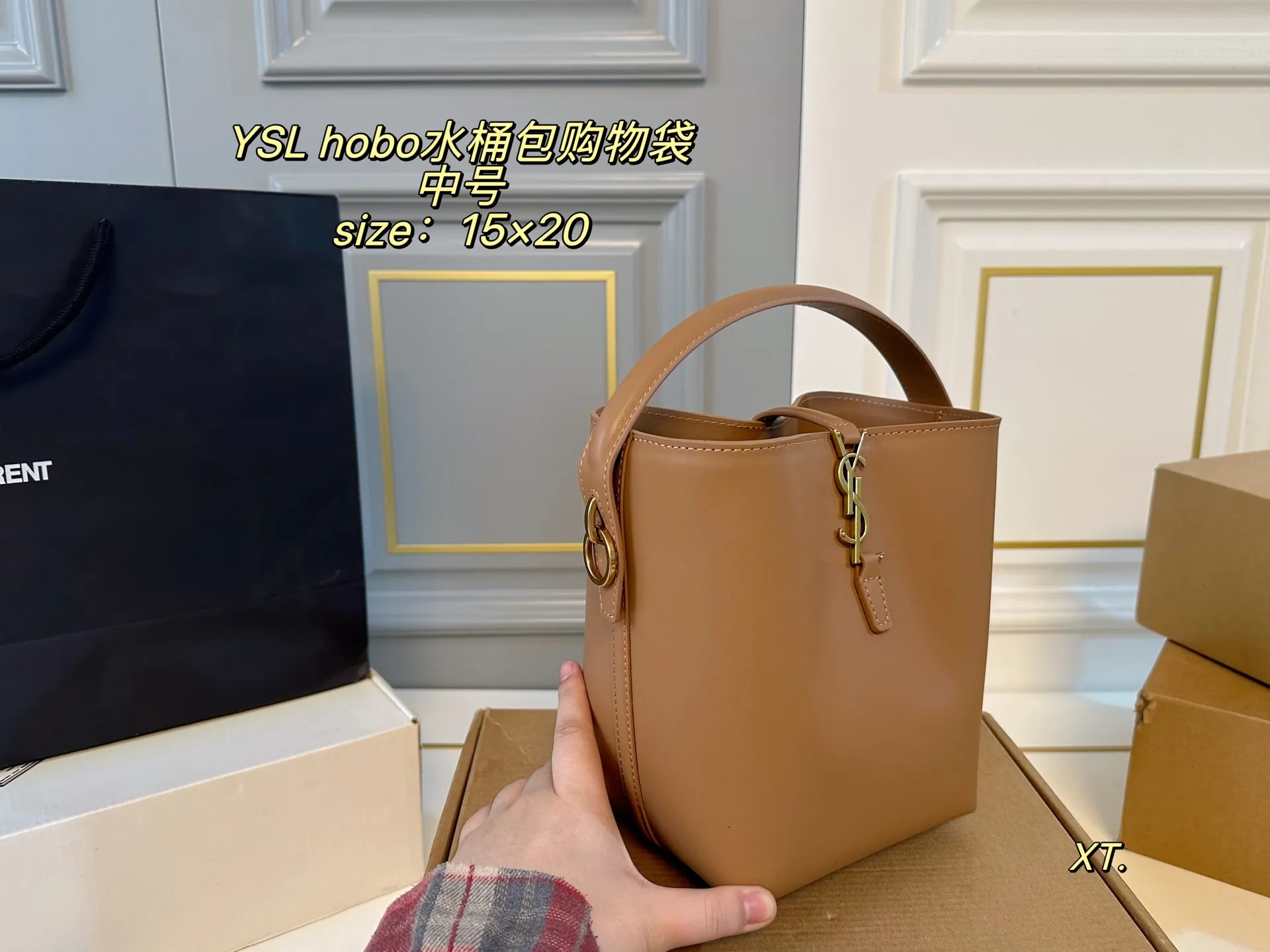 P205 中号(飞机盒) size:15×20中号 YSL 圣罗兰hobo水桶包购物袋💕 包身简约设计,手感质感超👍 超级显档次,容量超大~ 单肩手提都不是问题,包内配卡包➕镜子 洋气美妞/街拍人,时尚潮女必备❗️