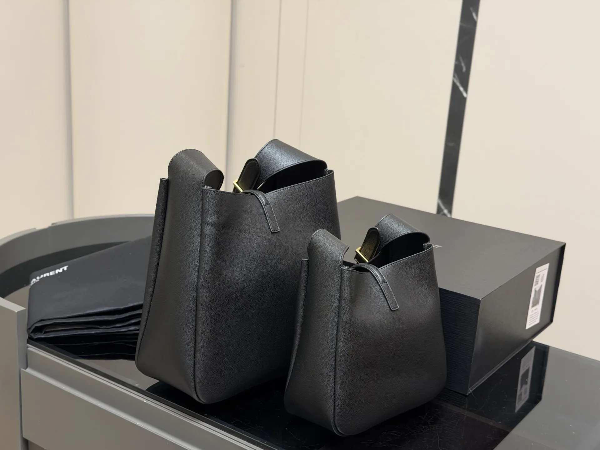 ¥190 ¥170 配包装 圣罗兰 hobo腋下水桶包 YSL 没有繁杂的设计 简简单单的将 YSLlogo字眼变成包扣 皮质柔软一点都不土气 而且超级能装! 包内做了分层设计,东西不会被装的乱糟糟 无论是休闲复古还是甜美飒姐都能hold住!!职场通勤、日常旅游,一年四季都超可!拍照也超有氛围感的尺寸:28.29cm 22.21cm