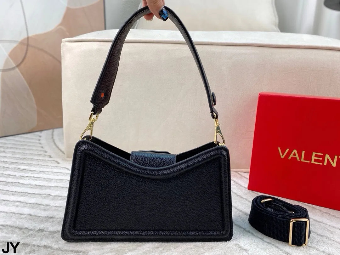 p150 折叠盒🎁 造型风格独特的斜挎包~华伦天奴 Valentino百搭经典精致的一只 真的超级无敌巨可爱 仙气满满 小姐姐日常必入款!尺寸:26*15