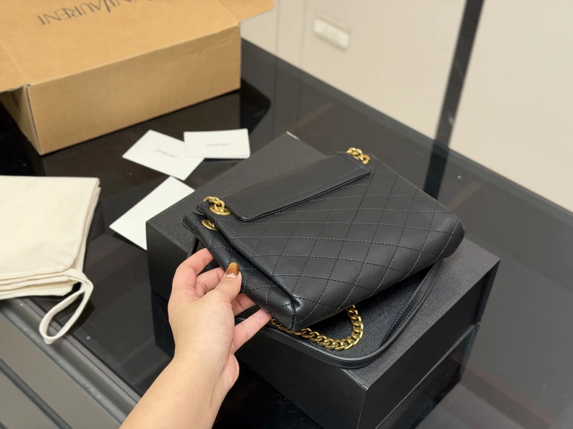 &yen;170 &yen;180 配折叠盒飞机盒 size：16.13cm 21.16cm 牛皮品质出 ✅ 圣罗兰mini NOLITA手袋 精致、可爱还很能装～ 背他真的是温柔小仙女本仙了 搜索🔍杨树林洛丽塔