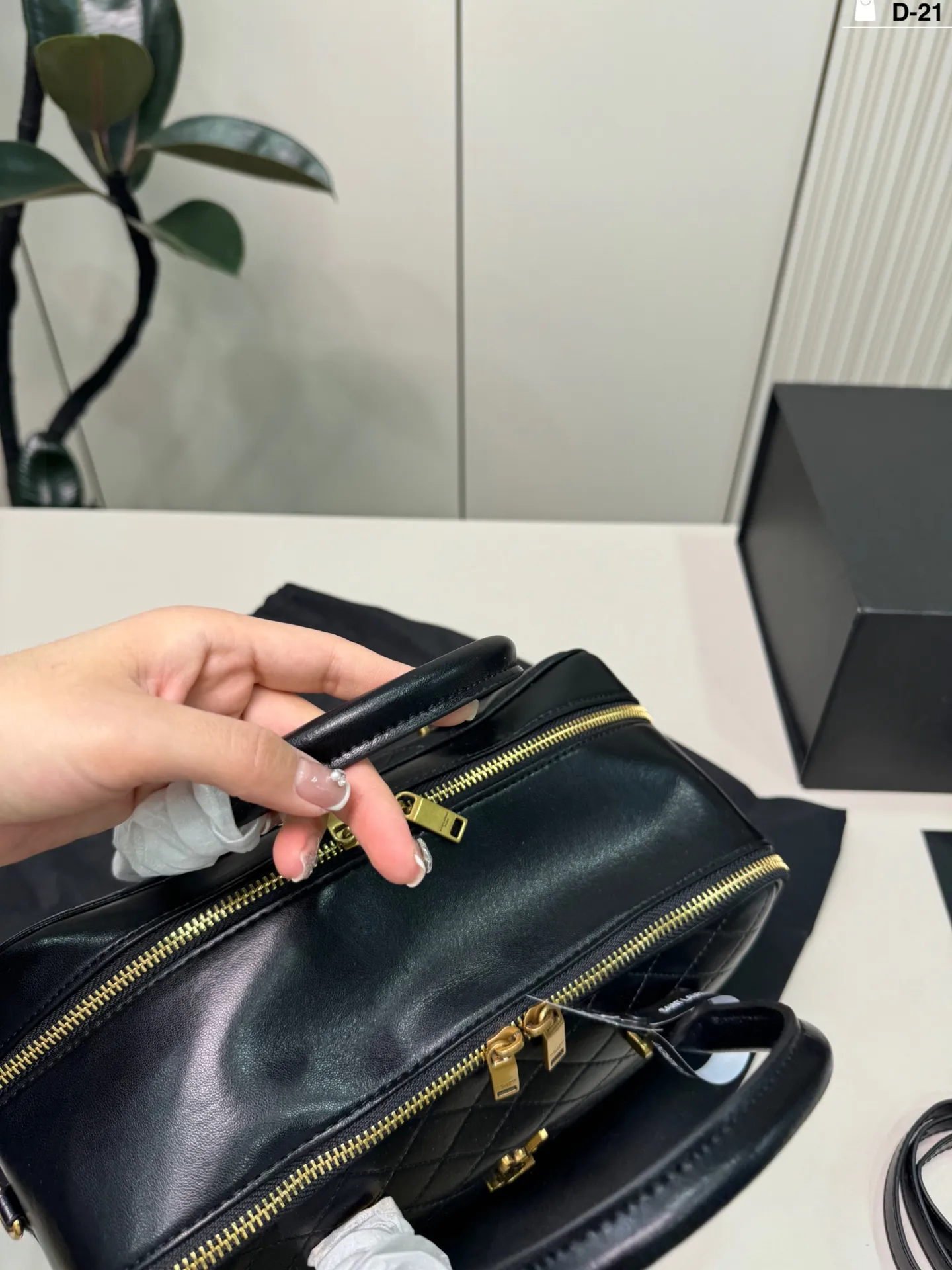 💰p195 D-21尺寸30&times;17折叠盒 YSL Lyia保龄球包 通勤 or轻旅行都能轻松驾驭~白色百搭，春夏穿搭必备，实用又时髦，出街回头率up!