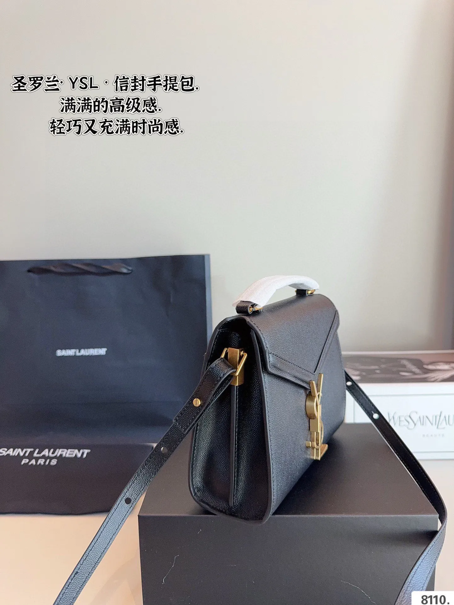 p175配礼盒🎁. 圣罗兰YSL cassandra 手提邮差包 简约才是百搭公式。 复古又时髦，妥妥的街拍神器。 出街通勤都可。 容量很大，可肩背、斜挎。 搭配很显高级感。 是帅气女孩不可缺少的一款经典存在。尺寸：20*8*16cm