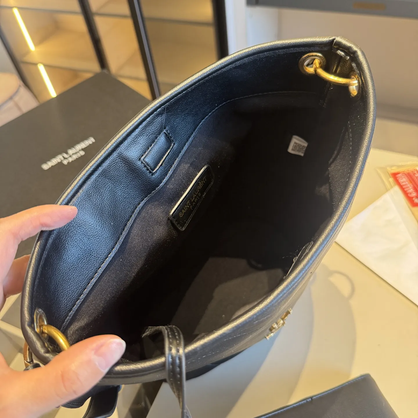 🅿️135✅新品推荐🔜 高端货🔥YSL圣罗兰新款NIKI水桶包👍配内胆小包‼️明星同款！大容量～非常实用[呲牙]走到哪都是回头率👍超级有范儿！采用原版皮料！五金都是原版材质哦！质感特别好👍品质堪比正品！上身效果超棒！原版礼盒包装🎁（size：24*30*10 上口31 小包21*12）