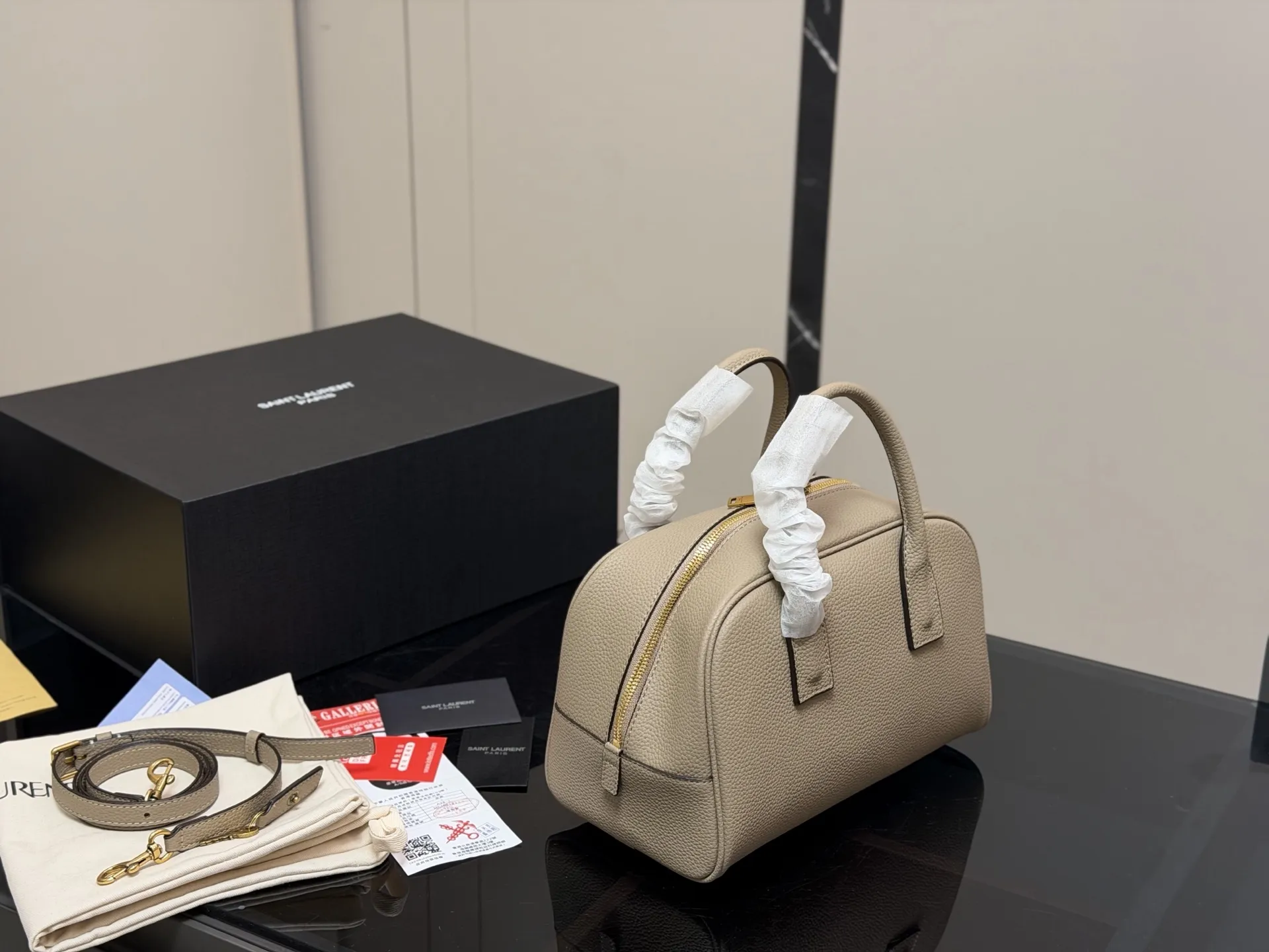 &yen;210 配包装 size：26 18cm YSL圣罗兰新款|保龄球包 新款乖巧的小包包手拎或者斜挎都可 日常的物品统统放的下