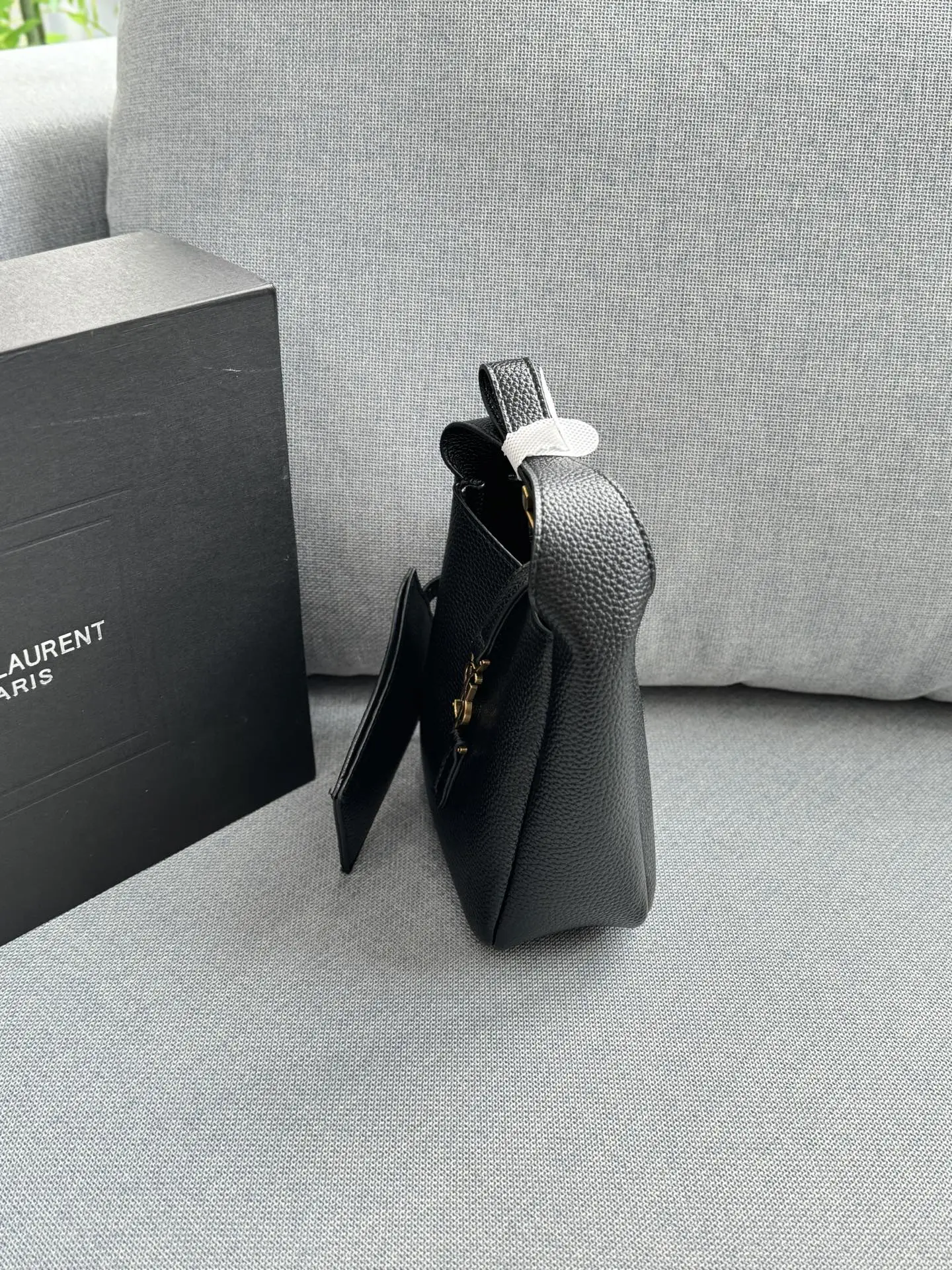 💰115 折叠盒 size：15.5&times;15.5 圣罗兰 LE5A7 水桶包 腋下包 手提包单肩包 一只颜值可爱貌美，但是容量巨客观！完全不是可爱小废包哦~ 戳中我的心巴了！ 真的太太太好用了[哇R]颜值就不用说了 一整个从logo到包型都长在我审美点上