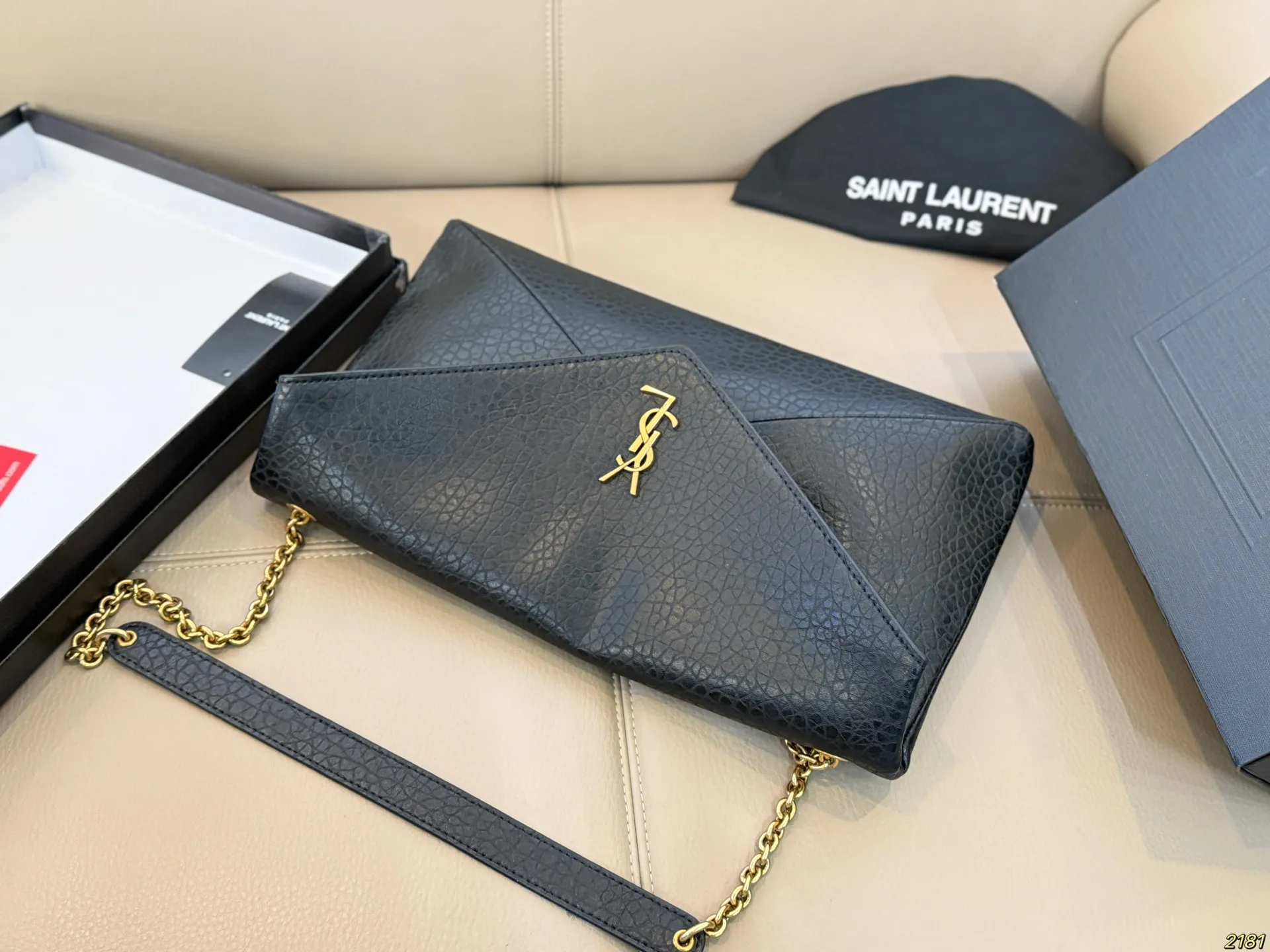 &yen;150/&yen;145配盒 圣罗兰 信封包 YSL 绵密的手感，轻便的包包 很有质感 可盐可甜 上身绝美 无可比拟 是每个追求漂亮的女孩必入单品 尺寸34 20/30 18