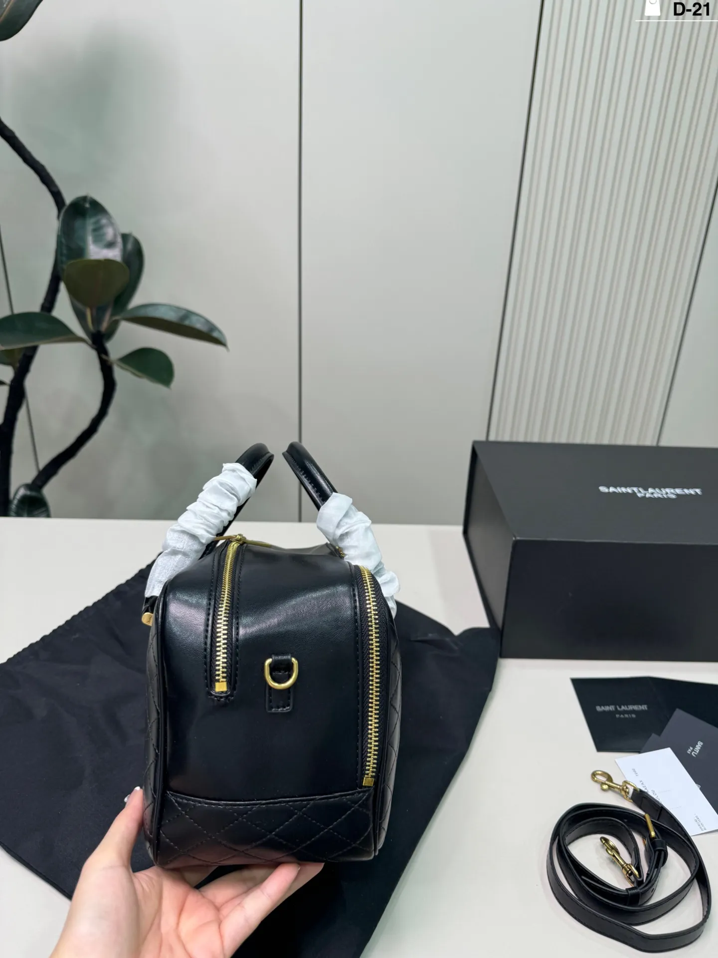 💰p195 D-21尺寸30×17折叠盒 YSL Lyia保龄球包 通勤 or轻旅行都能轻松驾驭~白色百搭,春夏穿搭必备,实用又时髦,出街回头率up!