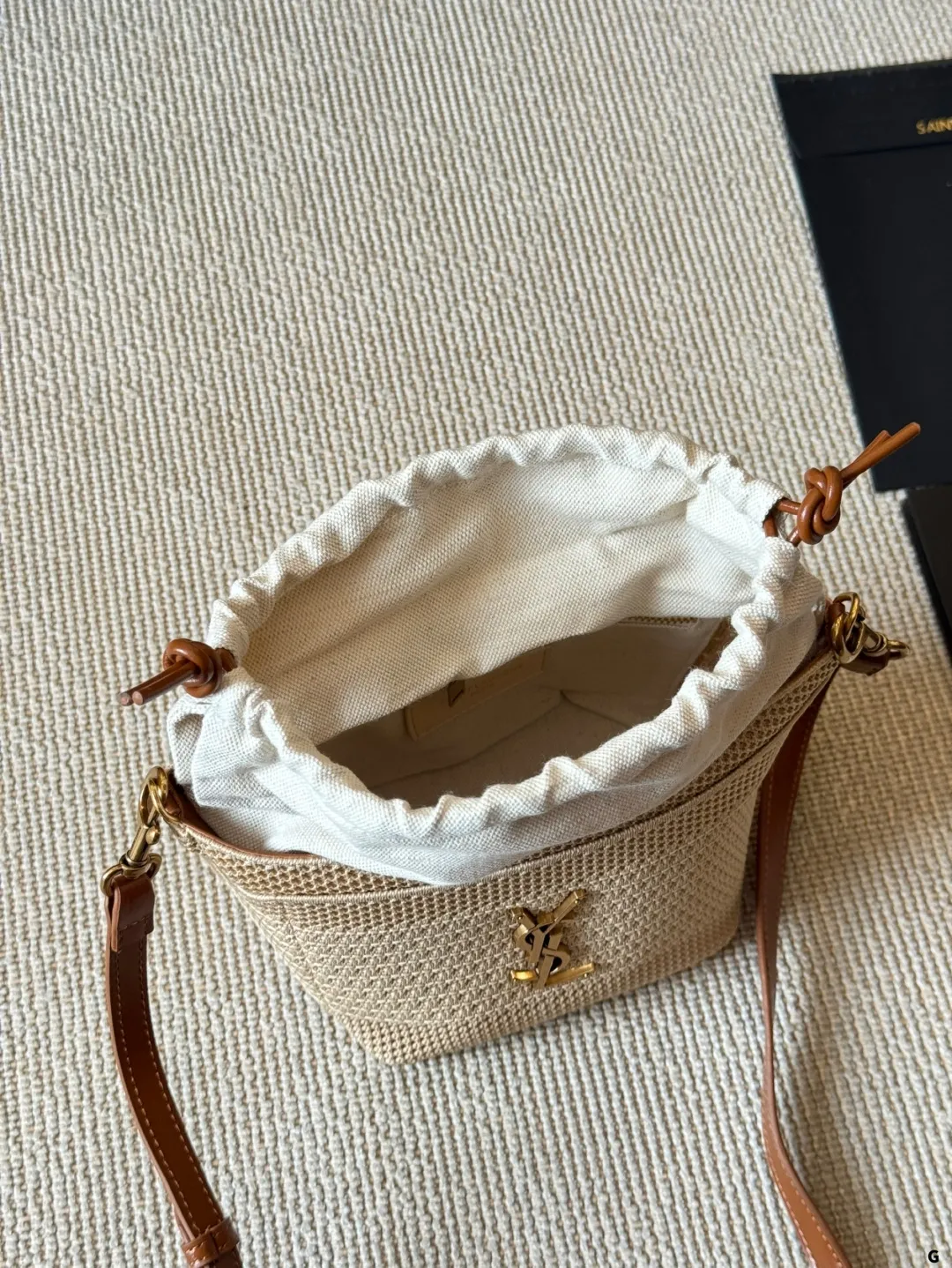 p205 YSL Oxalis拉菲草编织包 圣罗兰 YSL 草编托特包 夏天必备拉菲草单品 清清爽爽 简约时尚 通勤日常皆可的百搭神器 尺寸 13 15cm