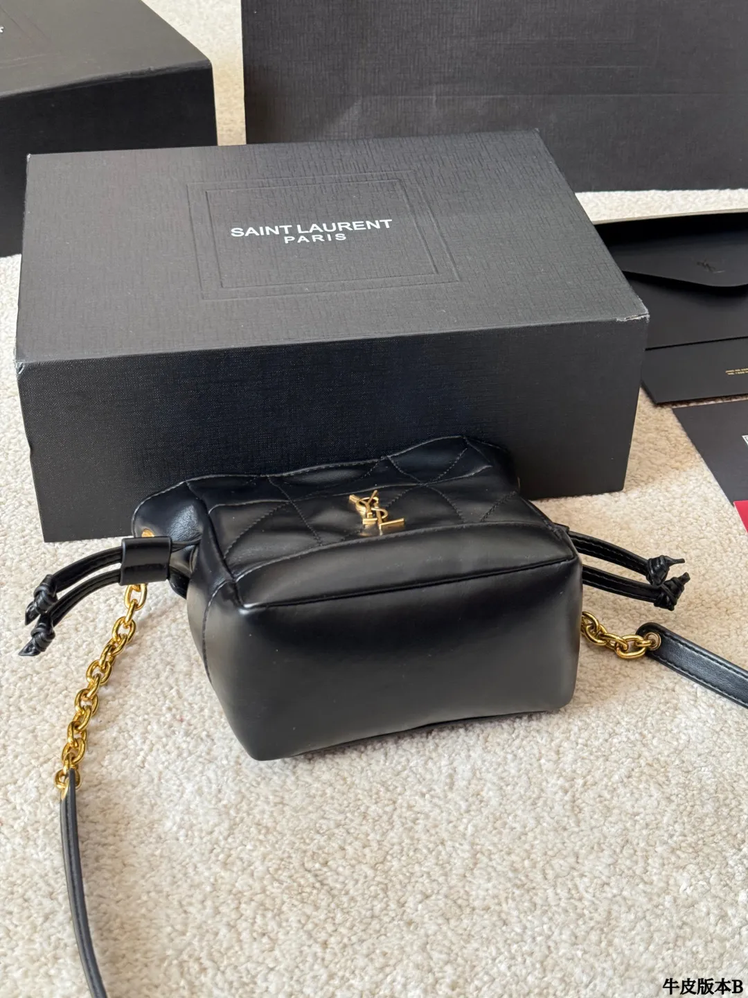 牛皮版本 p145 YSL 圣罗兰|Jamie 4.3 Pochon 这个款式热度很高,黑金配色高级,包型时尚,容量足够,万物可装,坚版包型上身修长身形,自带慵懒感! 包包采用柔软纳帕皮革,皮面光滑亮泽细腻,质感轻盈,超高工艺的对格绗缝。链条可收紧,营造出抽绳包 版的廓形,整体高雅精巧! 里面还有一只可拆卸手拿包,功能性超高又很好看的包 款,N多种背法:手提或手拿,腋下背,斜背都 尺寸 15cm