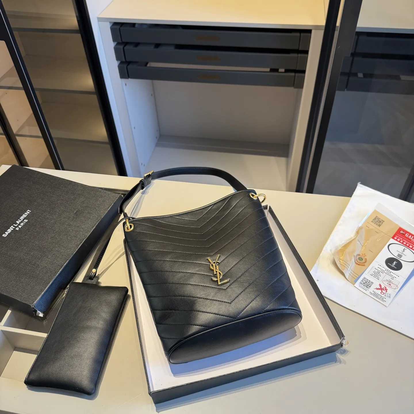 🅿️135✅新品推荐🔜 高端货🔥YSL圣罗兰新款NIKI水桶包👍配内胆小包‼️明星同款！大容量～非常实用[呲牙]走到哪都是回头率👍超级有范儿！采用原版皮料！五金都是原版材质哦！质感特别好👍品质堪比正品！上身效果超棒！原版礼盒包装🎁（size：24*30*10 上口31 小包21*12）