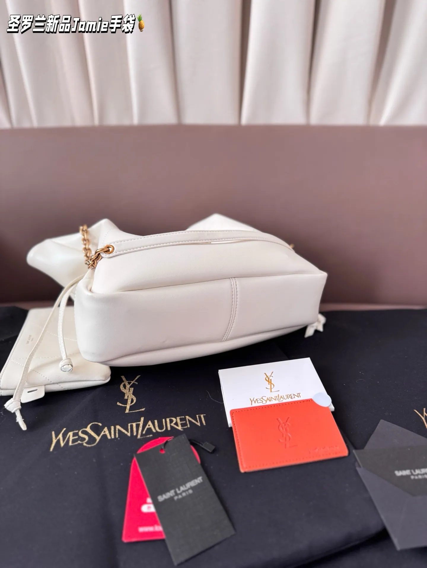 小P205 配盒子 圣罗兰新品Jamie手袋,松弛有度的时尚,YSL新品Jamie大号手袋,手袋的精致设计,不仅能够完美收纳你的日常所需,更是一种生活态度的展现。松弛有度,既不失优雅,又充满个性。尺寸 小25*27