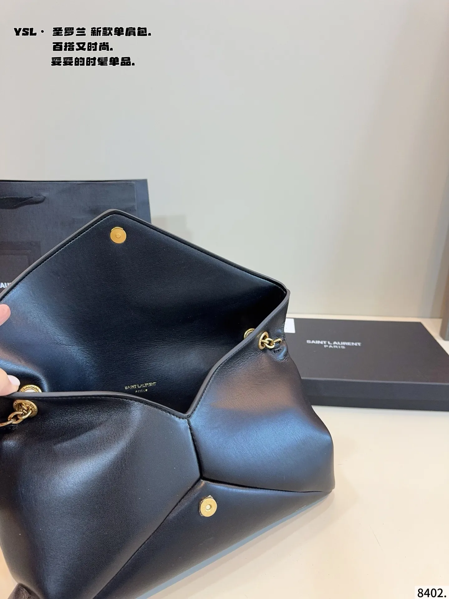 p155配礼盒🎁. YSL圣罗兰 25fw秋冬新款手拿包😍 优雅又大气 软软的小羊皮 手感一流[哇R] 容量更不用说 可以随便往里塞[赞R] 单肩 手拎都十分适配尺寸：34*3*20cm