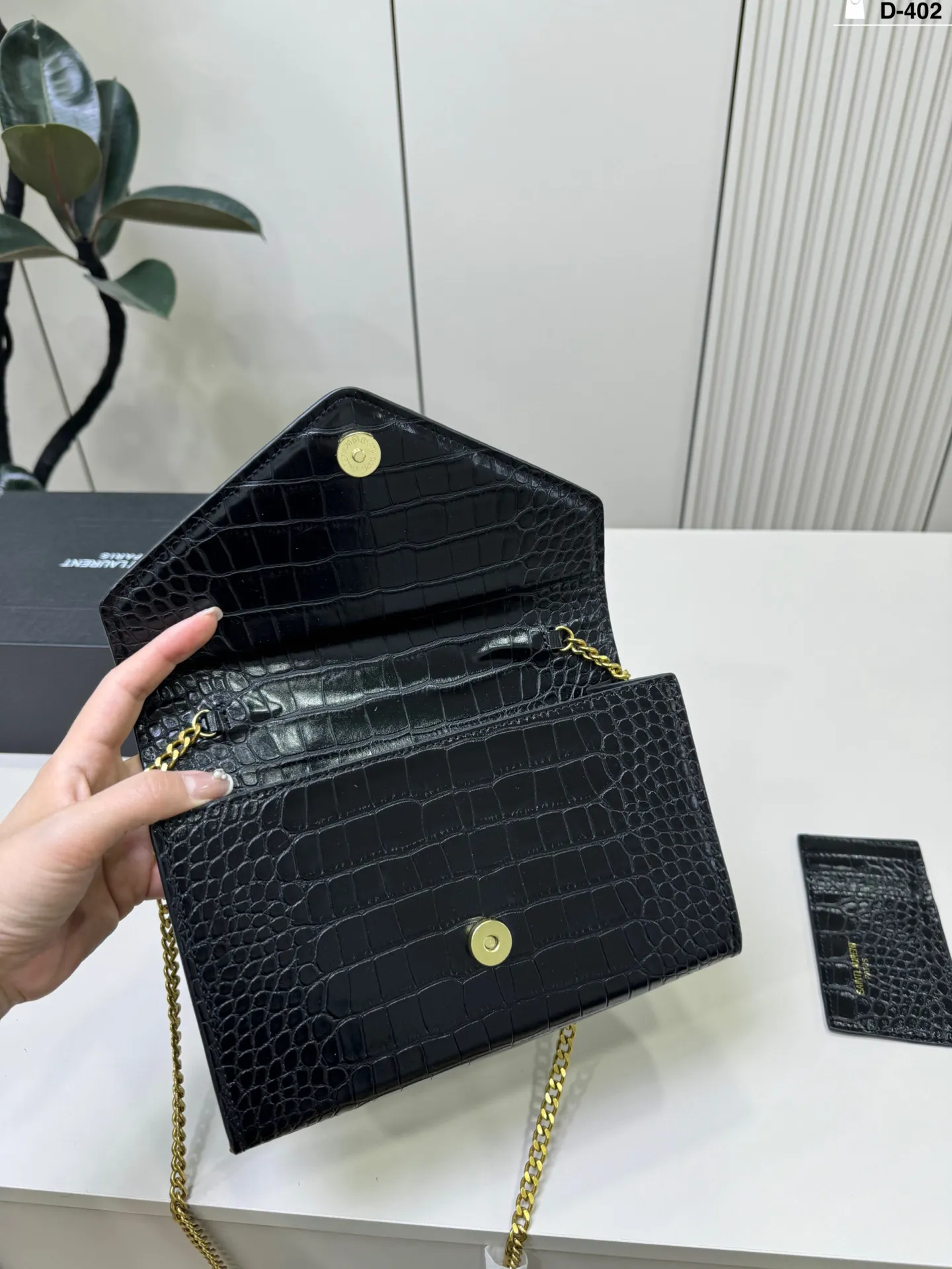 💰p120 D-402尺寸24×14折叠盒 YSL Le Cassandre信封包 日常通勤或正式场合都能轻松驾驭 尺寸适中,实用又时髦,是圣罗兰经典热门款,真的很值得入手!