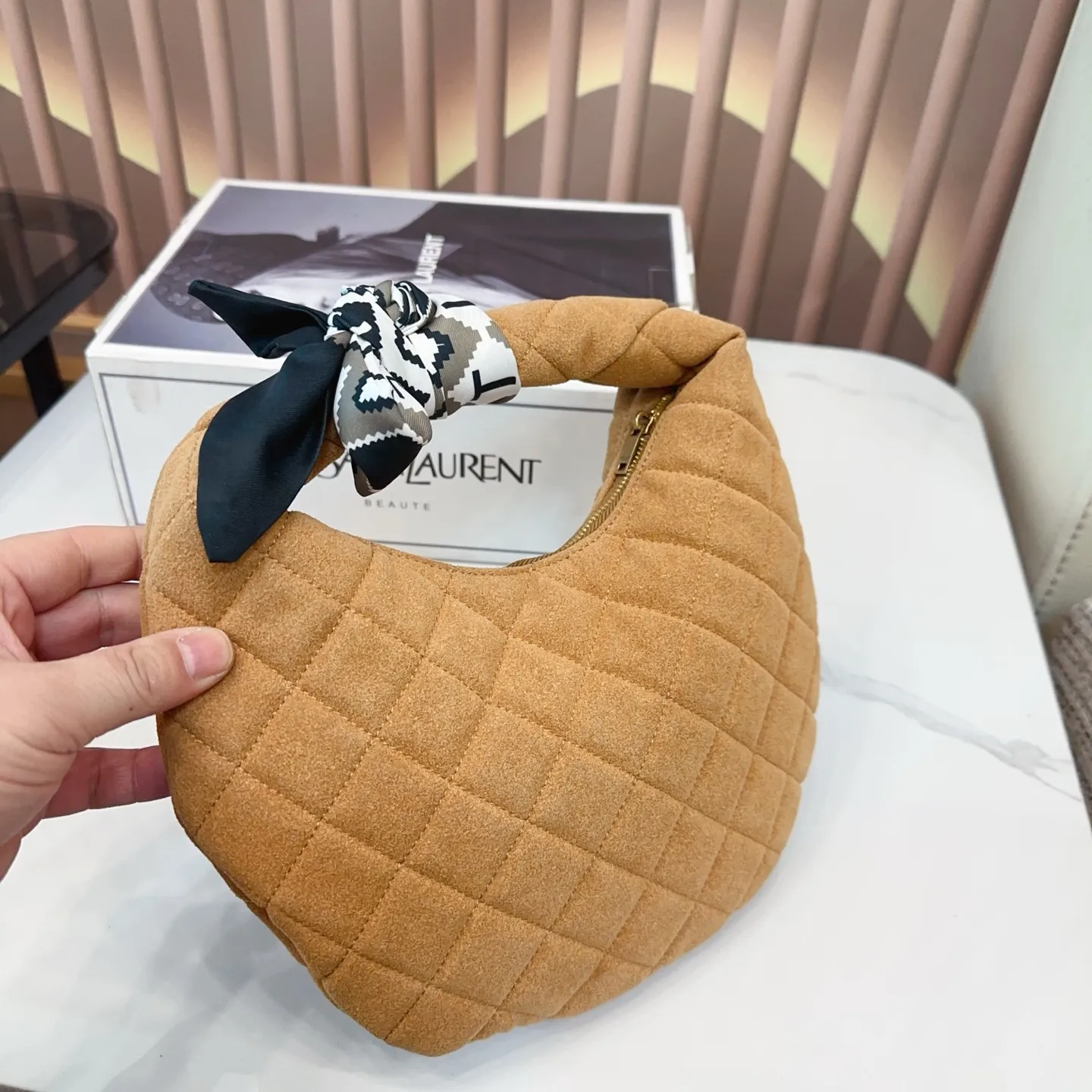 P180 全套包装 SAINT LAURENT 圣罗兰｜Icare 月牙包 可颂形状，标志性的金属logo点缀，完美结合复古与现代感，日常出街还是夜晚派对都合适！ 尺寸 47.32cm 25.16cm. Yn