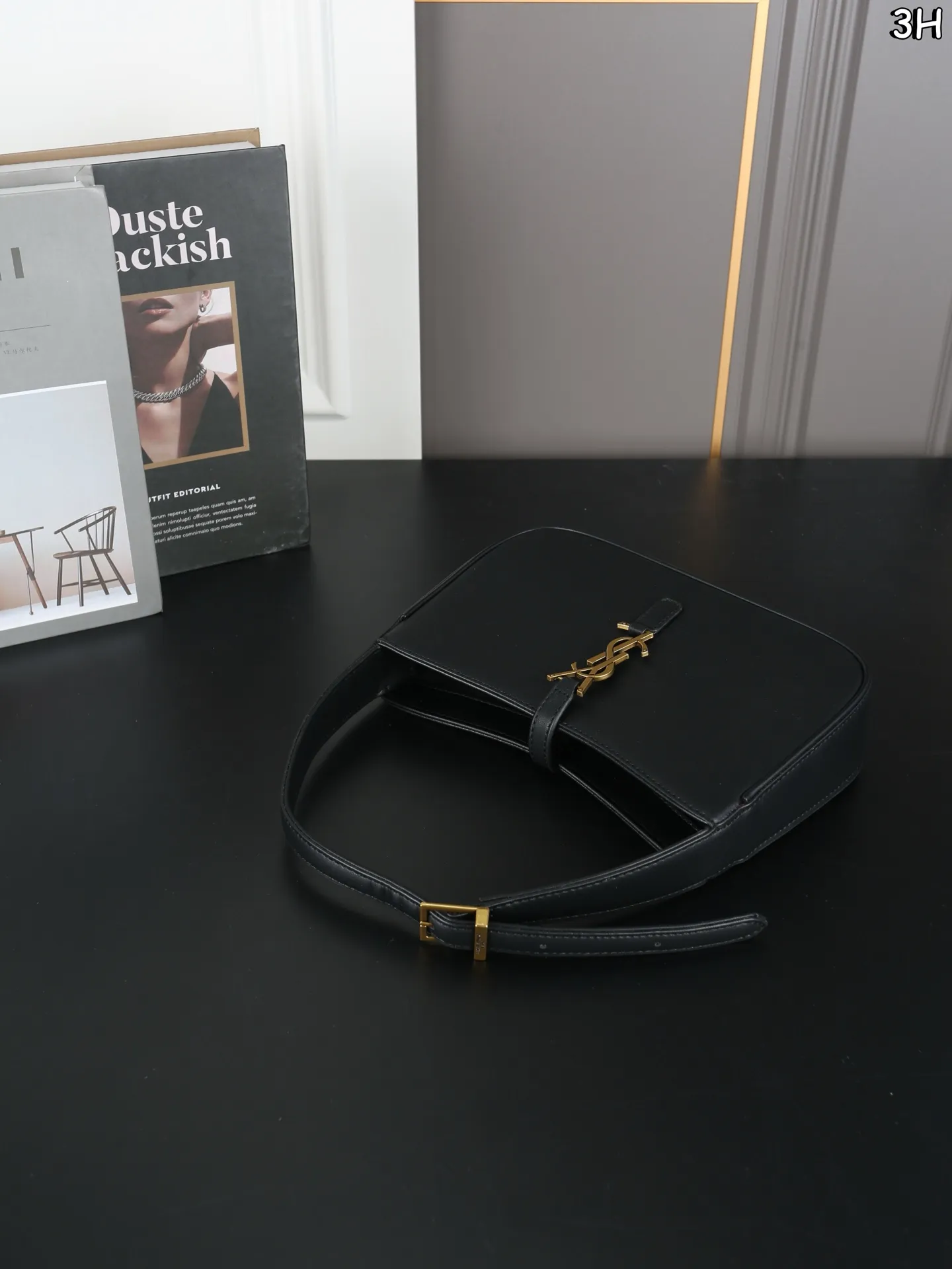 P125 折叠盒 圣罗兰 YSL LE5A7 腋下包流浪包手提包单肩包 直接get rose同款腋下包！ 经典包型 设计简约又有辨识度 日常出街通勤 随手一背 直接拿着🫴时髦感 真的随性又高级的美✨容量很大～[大笑R] 背上不会有重量感 而且背着很有质感，从通勤到约会都实用 尺寸：25&times;15