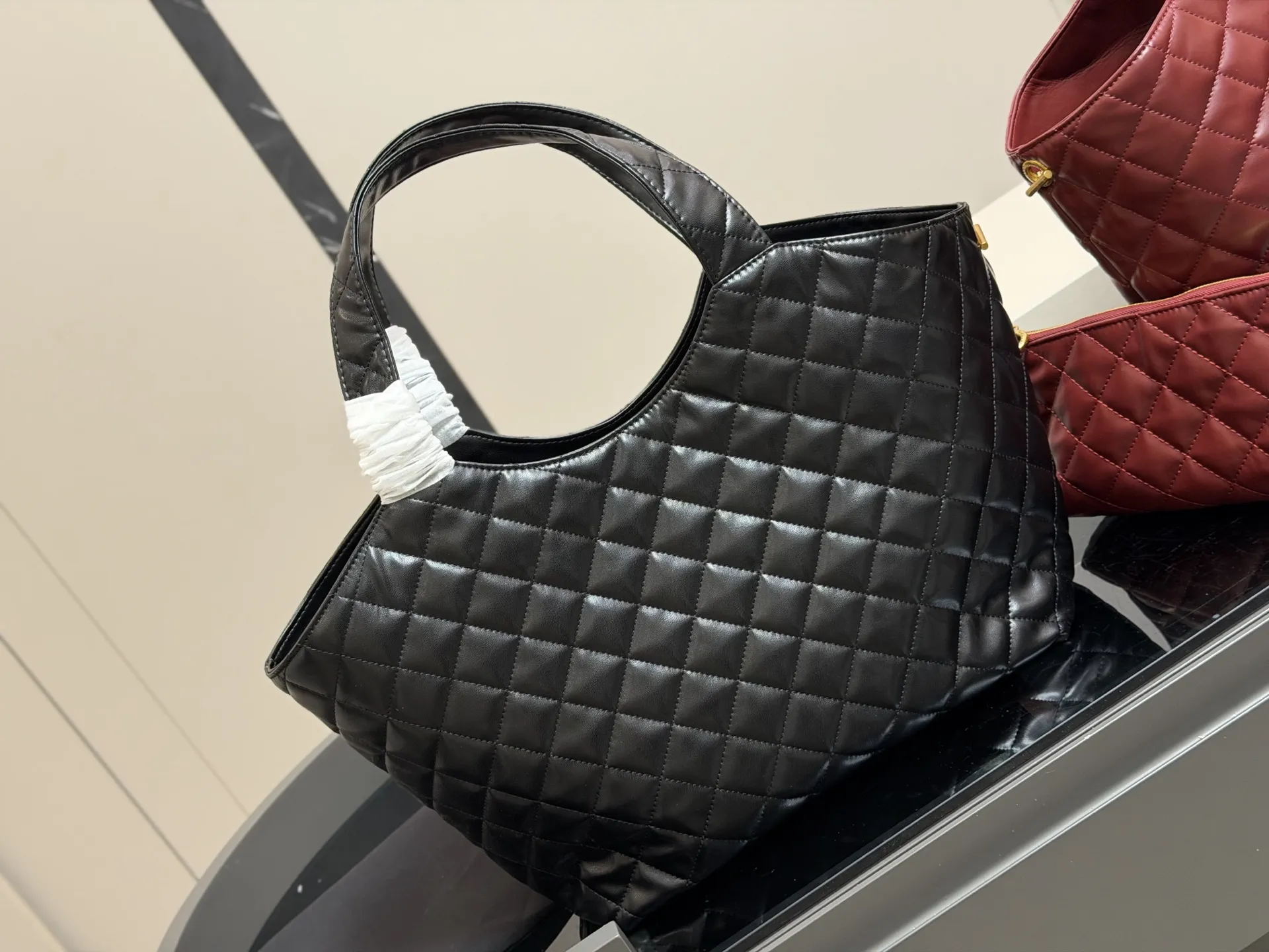 &yen;220 折叠盒飞机盒 size：30*28cm 圣罗兰新款购物袋太可了吧 YSLGabv绗缝纹路购物袋 大tote感觉太温柔了吧! ⚠️原版大标