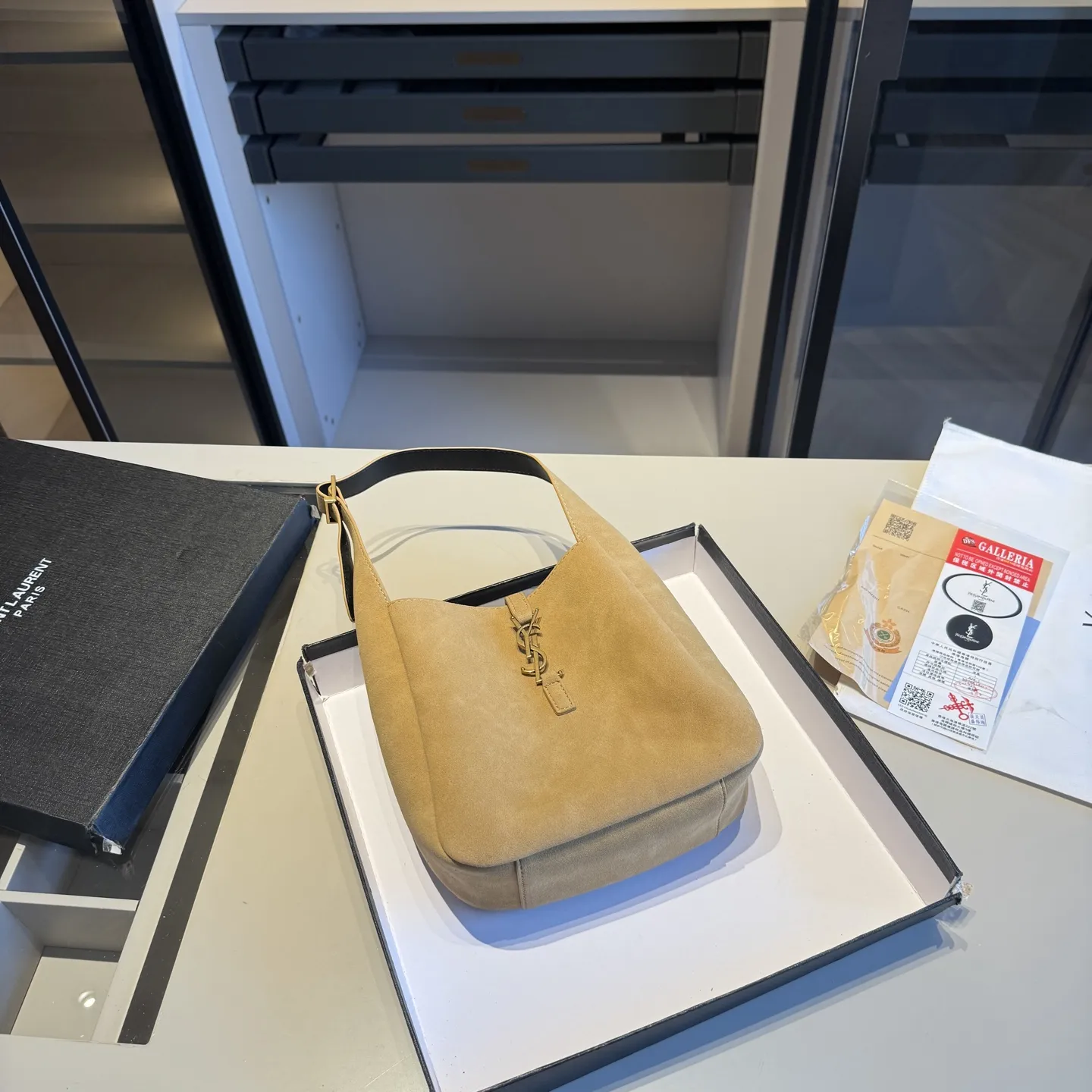 🅿️140✅新品推荐🔜 🔥YSL圣罗兰专柜新款麂皮系列HOBO腋下包👍这款包超!级!火!👍各大明星追捧的爆款~采用原版五金配件!经典logo!顶级做工!面料采用原版皮料!大容量!原版礼盒包装🎁(size:21*22*9)