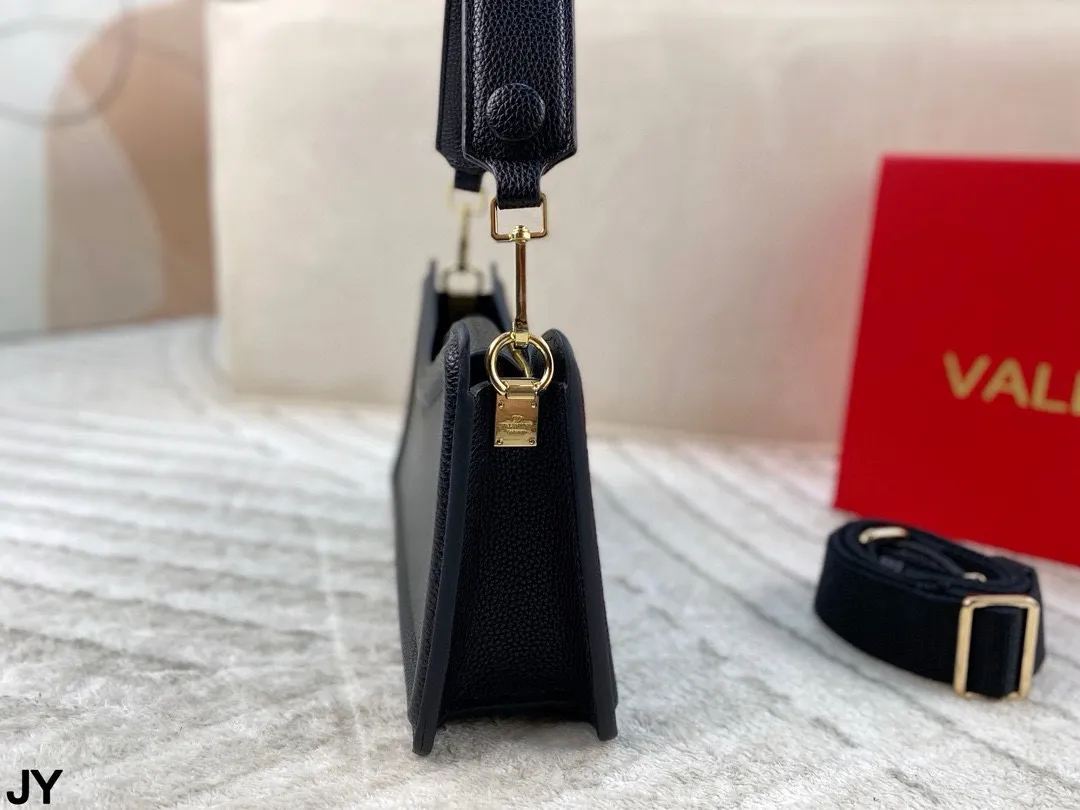 p150 折叠盒🎁 造型风格独特的斜挎包~华伦天奴 Valentino百搭经典精致的一只 真的超级无敌巨可爱 仙气满满 小姐姐日常必入款!尺寸:26*15