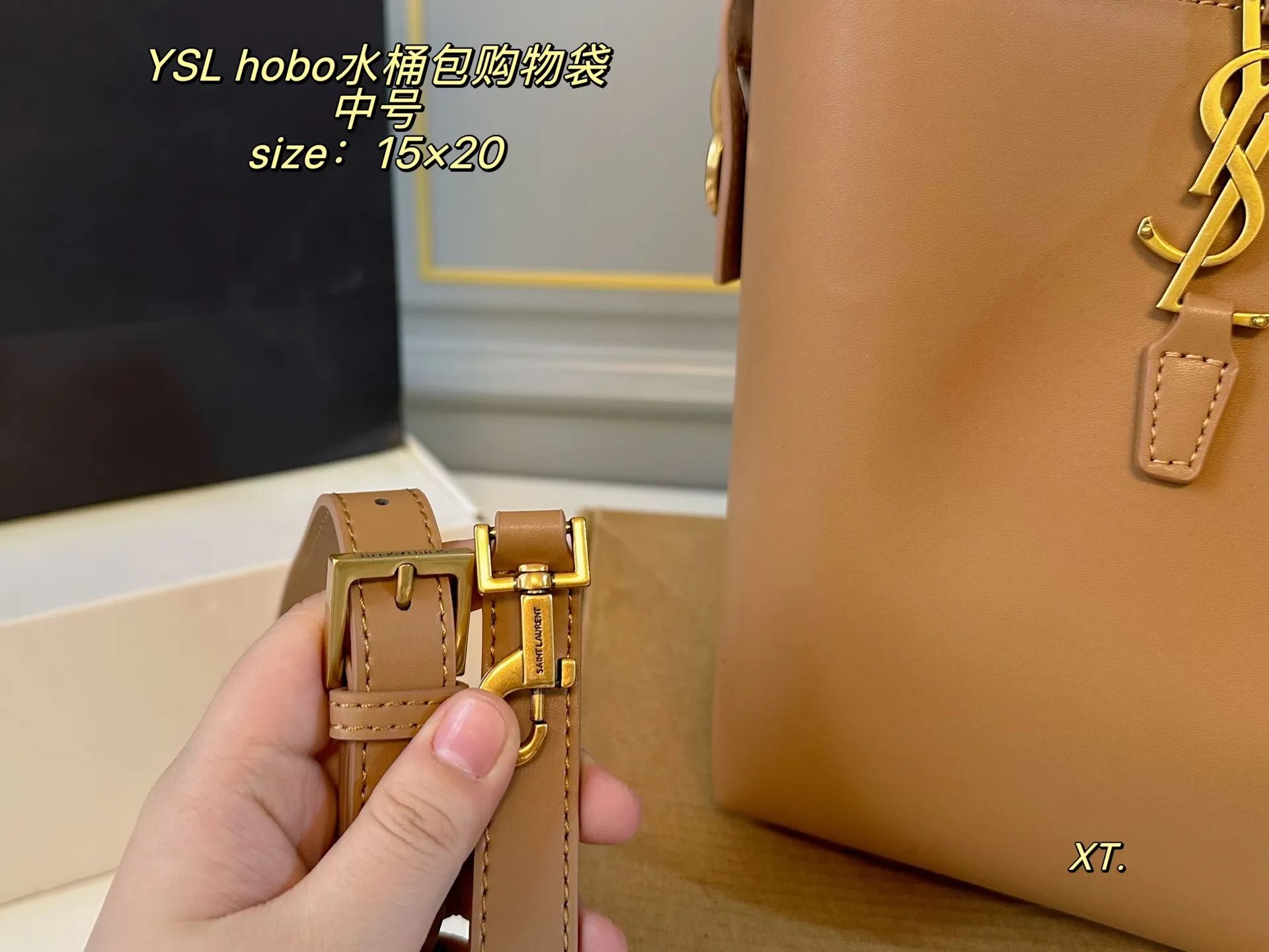 P205 中号(飞机盒) size:15×20中号 YSL 圣罗兰hobo水桶包购物袋💕 包身简约设计,手感质感超👍 超级显档次,容量超大~ 单肩手提都不是问题,包内配卡包➕镜子 洋气美妞/街拍人,时尚潮女必备❗️