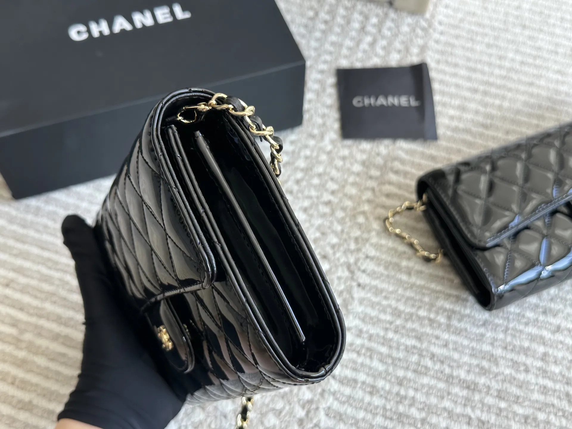 漆皮woc 💰 140 CHANEL 香奈儿发财 一款随身小包推荐给大家!香奈儿woc新款发财包 可斜挎单肩 链条可收入包内作为手包使用💪 上身后超显大气, 别看小小的 这个很能装哦 包内有卡位 拉链位 零钱位 小巧实用 人手必备 上身效果超好 尺寸20 13cm /22 12cm配折叠礼盒