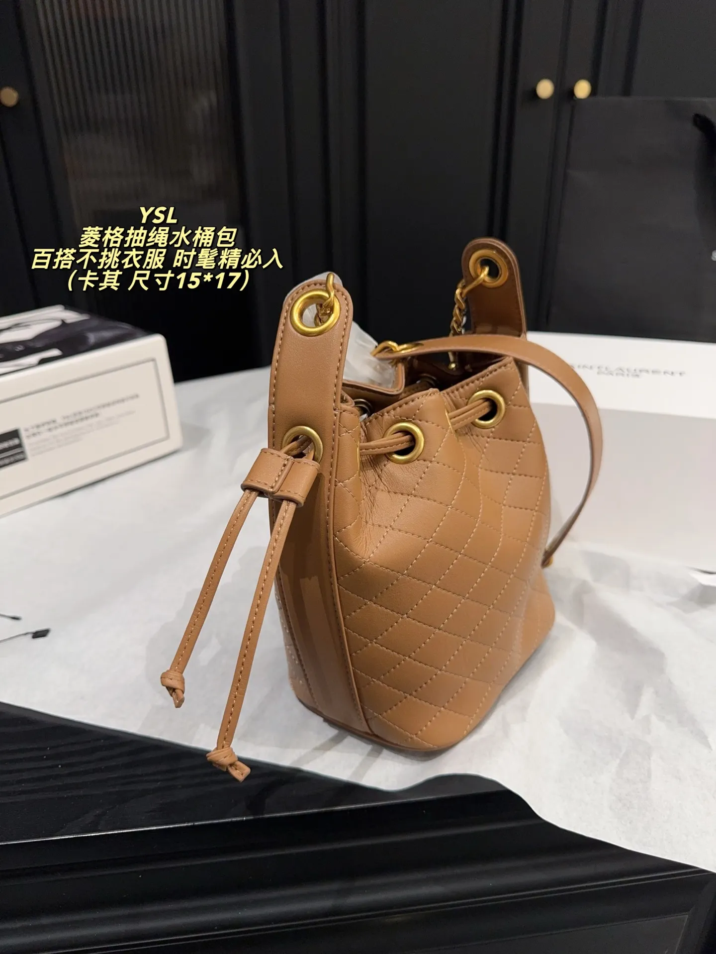 P180全套包装⚠️尺寸15*17 圣罗兰 YSL 菱格抽绳水桶包 经典黑色小牛皮+金色链条,优雅又高级。抽绳开合,容量大,通勤出街都超实用!菱格纹缝线细节满分,链条肩带可调节,单肩斜挎都OK,百搭不挑衣服~轻奢时尚感拉满,是圣罗兰热门款,时髦精必入!