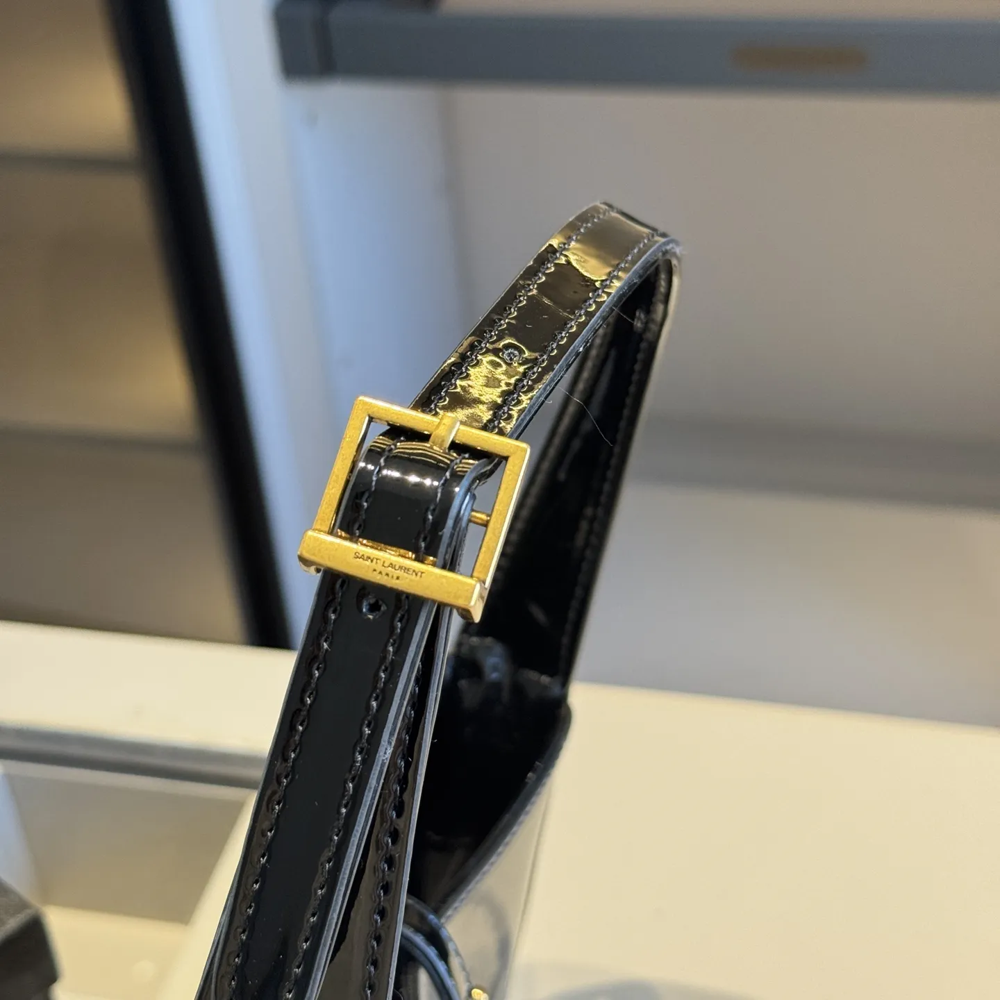 🅿️135✅新品推荐🔜 升级版🔥YSL圣罗兰专柜爆款hobo腋下包!漆皮系列!明星同款!到哪都是回头率👍专柜同款哦!品质堪比正品!进口牛皮面料🐂外出轻便实用!原版顶级五金!🎁原版礼盒包装(size:24*15*6)