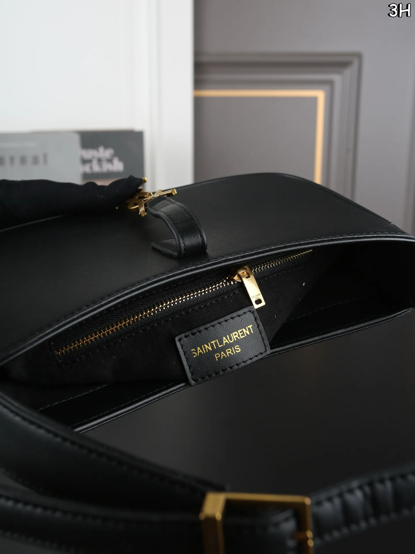 P125 折叠盒 圣罗兰 YSL LE5A7 腋下包流浪包手提包单肩包 直接get rose同款腋下包！ 经典包型 设计简约又有辨识度 日常出街通勤 随手一背 直接拿着🫴时髦感 真的随性又高级的美✨容量很大～[大笑R] 背上不会有重量感 而且背着很有质感，从通勤到约会都实用 尺寸：25&times;15