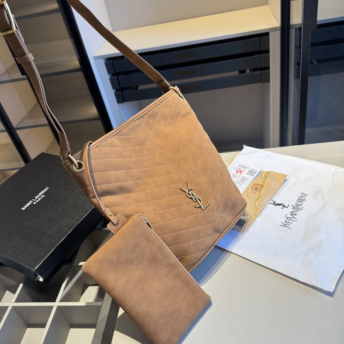 🅿️135✅新品推荐🔜 高端货🔥YSL圣罗兰新款NIKI水桶包👍配内胆小包‼️明星同款！大容量～非常实用[呲牙]走到哪都是回头率👍超级有范儿！采用原版麂皮面料！五金都是原版材质哦！质感特别好👍品质堪比正品！上身效果超棒！原版礼盒包装🎁（size：24*30*10 上口31 小包21*12）