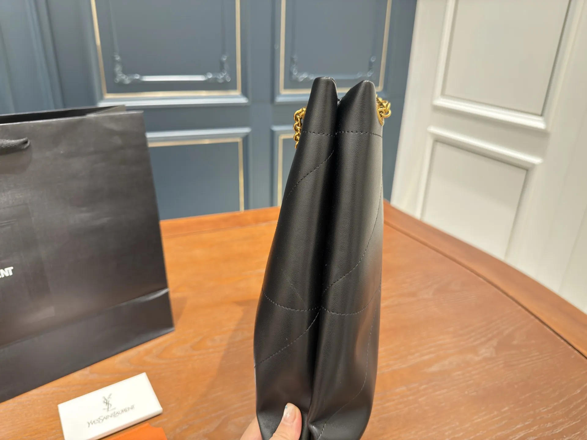 （全套包装⚠️）p200 size：34.33cm 圣罗兰太好搭配了呜呜呜 Ysl bag 更酷哦！ 面料很耐造 高级感拉满 搜索🔍 垃圾袋