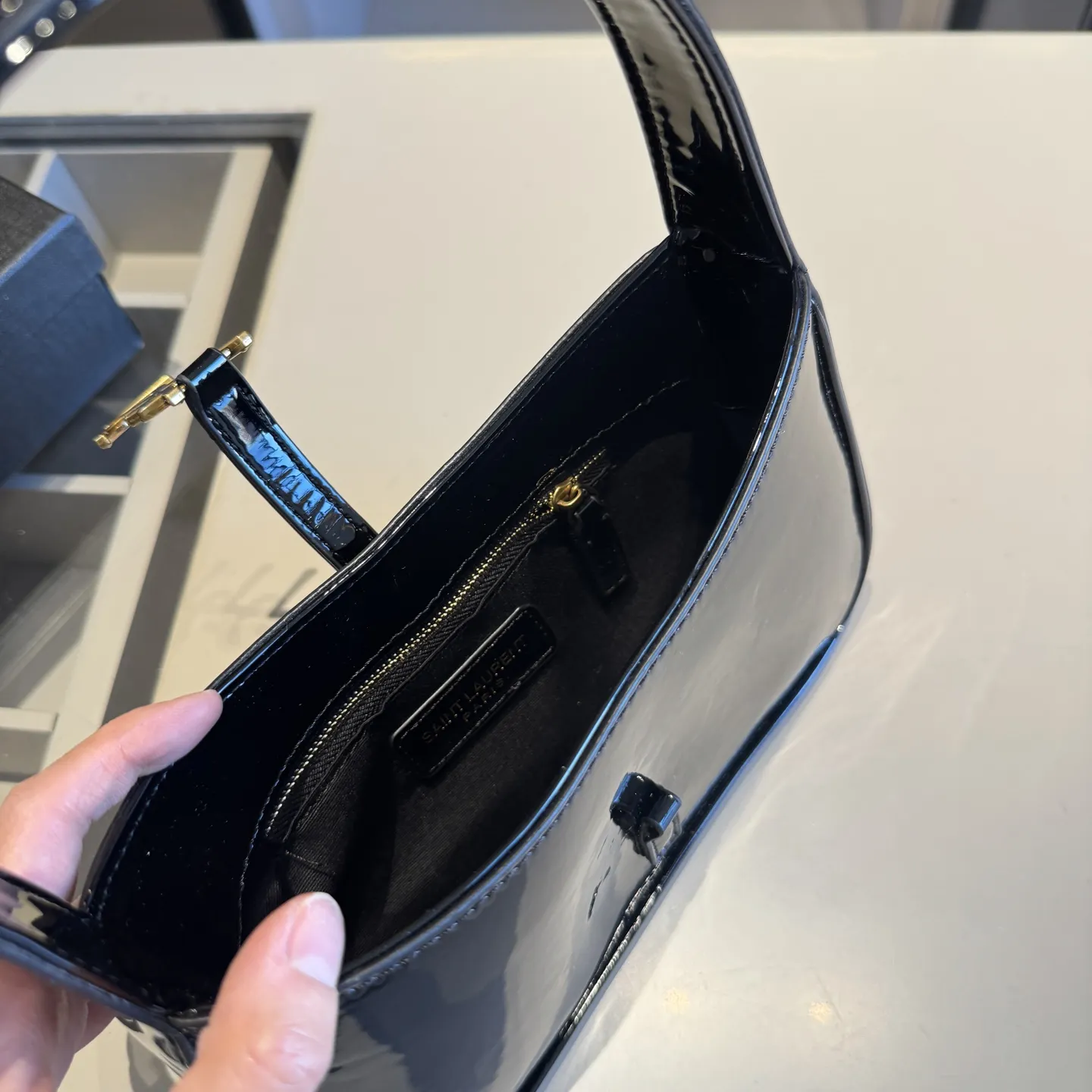 🅿️135✅新品推荐🔜 升级版🔥YSL圣罗兰专柜爆款hobo腋下包!漆皮系列!明星同款!到哪都是回头率👍专柜同款哦!品质堪比正品!进口牛皮面料🐂外出轻便实用!原版顶级五金!🎁原版礼盒包装(size:24*15*6)