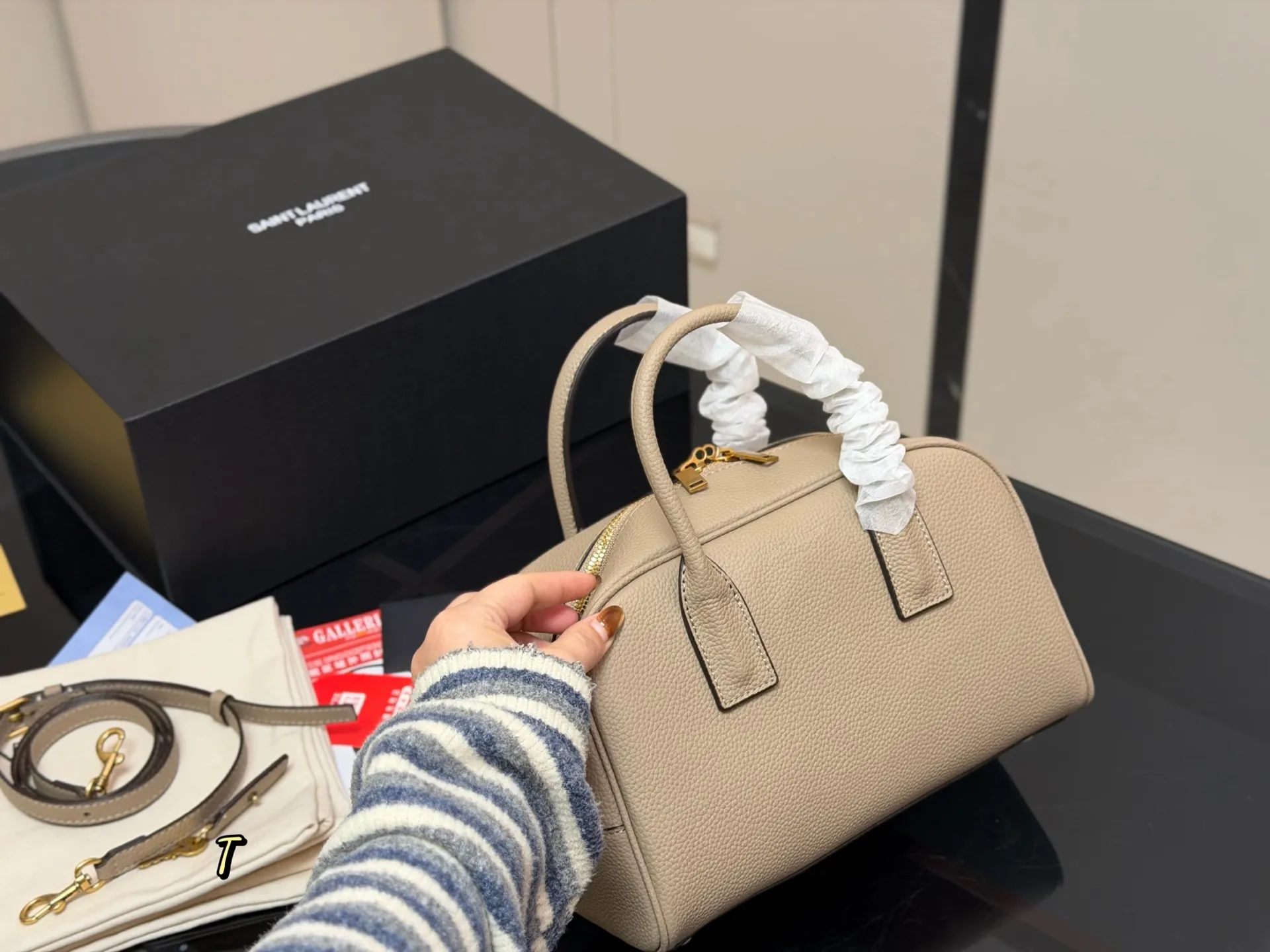 ¥210 配包装 size:26 18cm YSL圣罗兰新款|保龄球包 新款乖巧的小包包手拎或者斜挎都可 日常的物品统统放的下