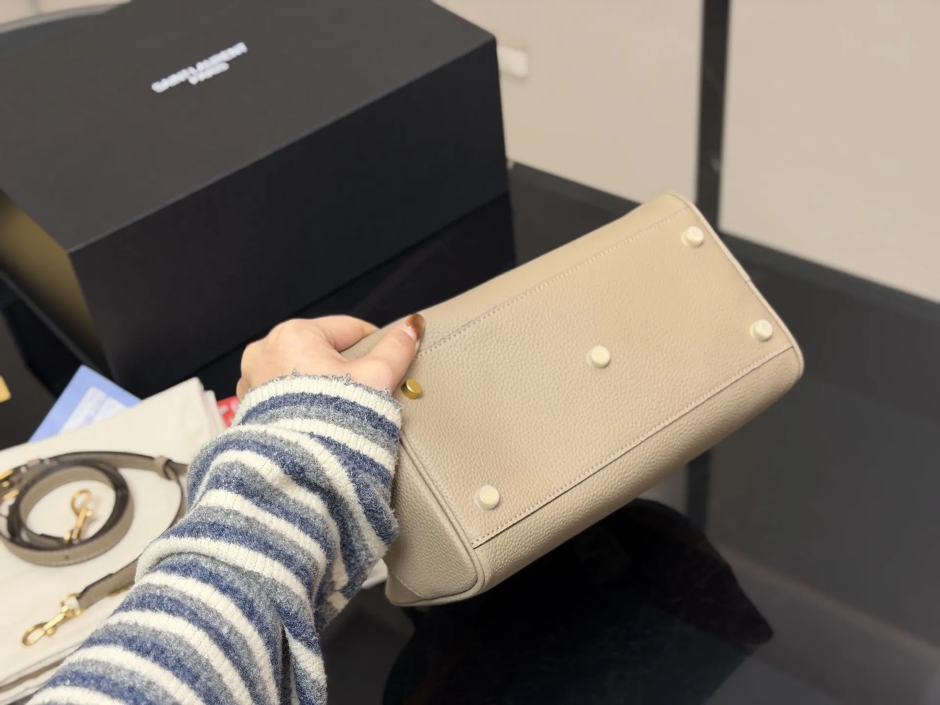 &yen;210 配包装 size：26 18cm YSL圣罗兰新款|保龄球包 新款乖巧的小包包手拎或者斜挎都可 日常的物品统统放的下