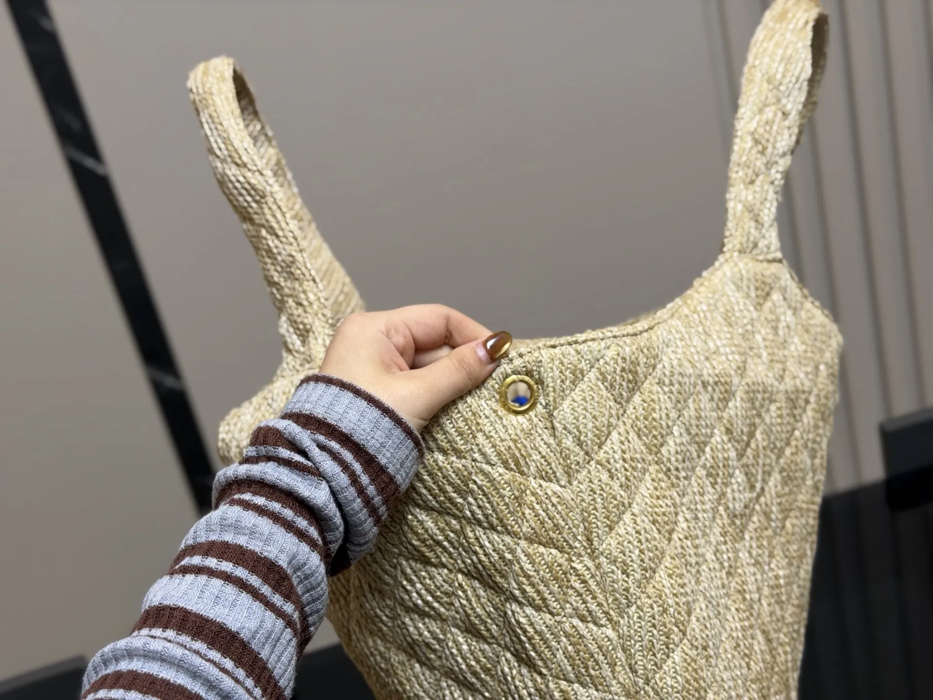 ¥180 size:38*35cm 圣罗兰新款购物袋太可了吧 YSLGabv绗缝纹路购物袋 大tote感觉太温柔了吧! ⚠️原版大标