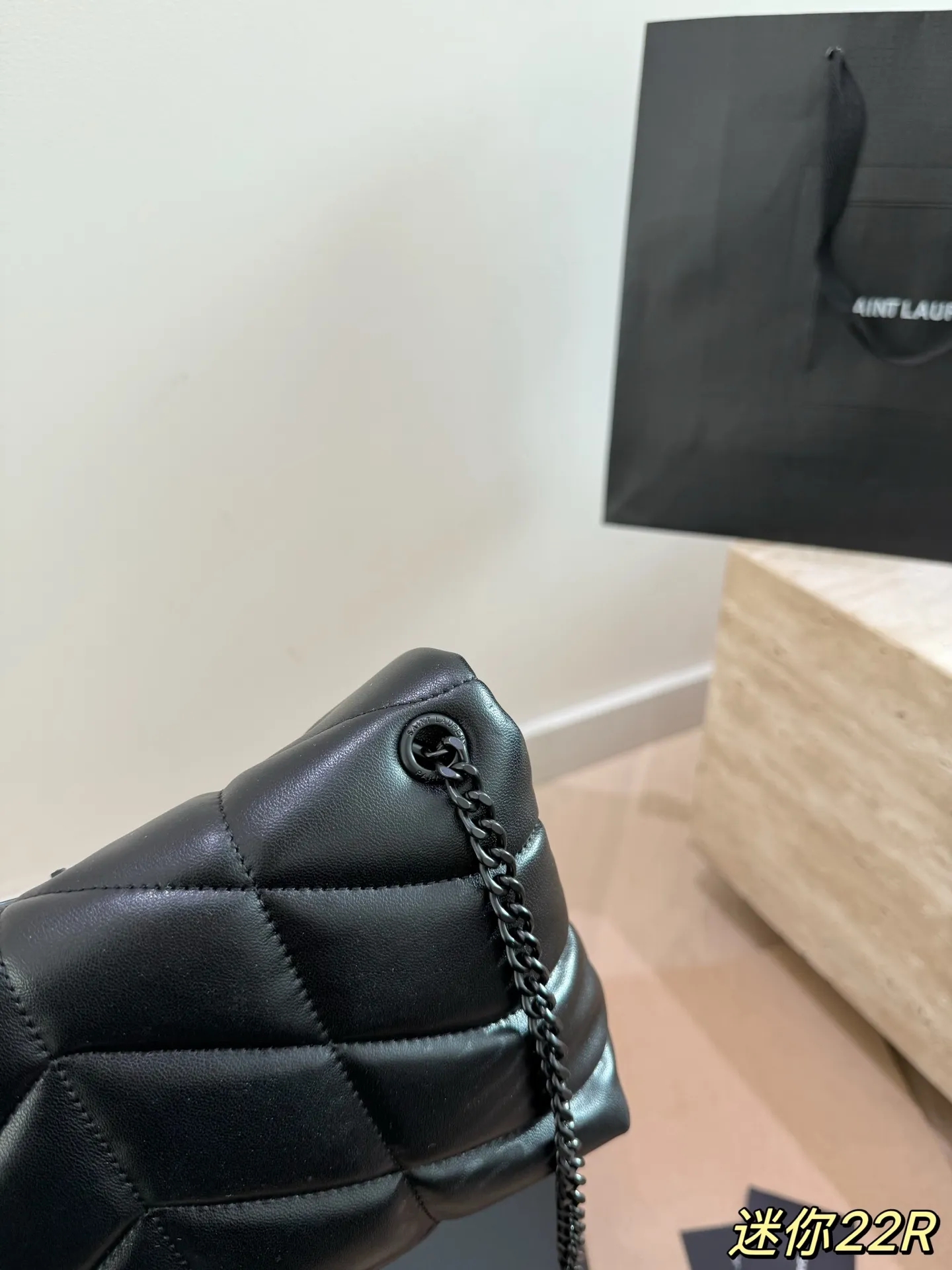 YSL圣罗兰云朵包P150 Ysl圣罗兰云朵包,超酷~ 折叠礼盒🎁 YSL圣罗兰云朵包 黑金超酷 杨幂同款 软软糯糯小可爱 外观颜值爆表 不要犹豫 必入款 真好好#ysl圣罗兰 尺寸22 16