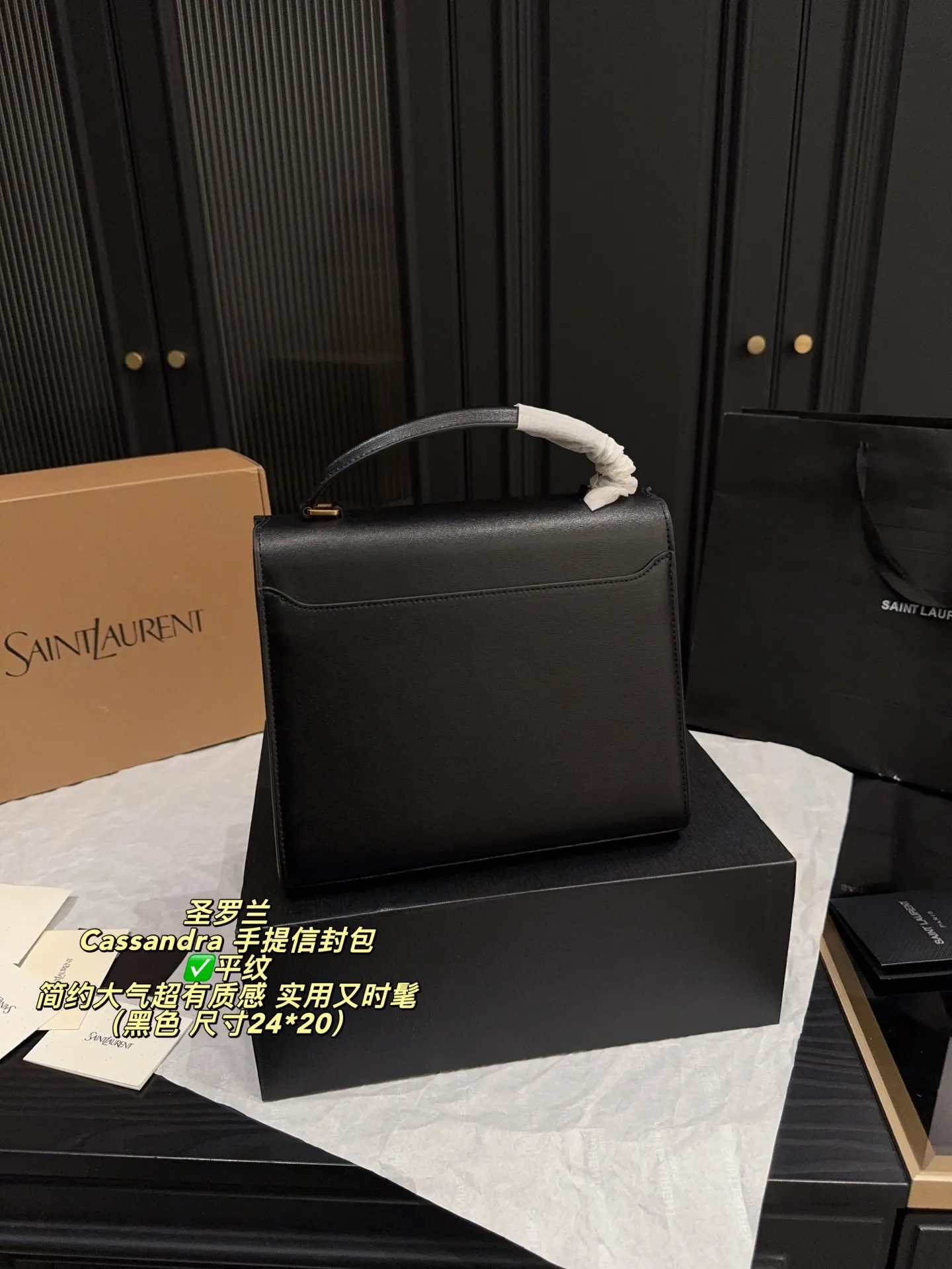 P190全套包装⚠️尺寸24*20 YSL 圣罗兰 Cassandra 手提信封包 鱼子酱纹理牛皮+金属Logo,简约大气超有质感。信封式包型,手提&斜挎两用,通勤、正式场合都能轻松驾驭。容量适中,日常物品轻松装下。鱼子酱纹理耐磨,金属锁扣精致,实用又时髦,是职场女生和时尚达人的热门选择。