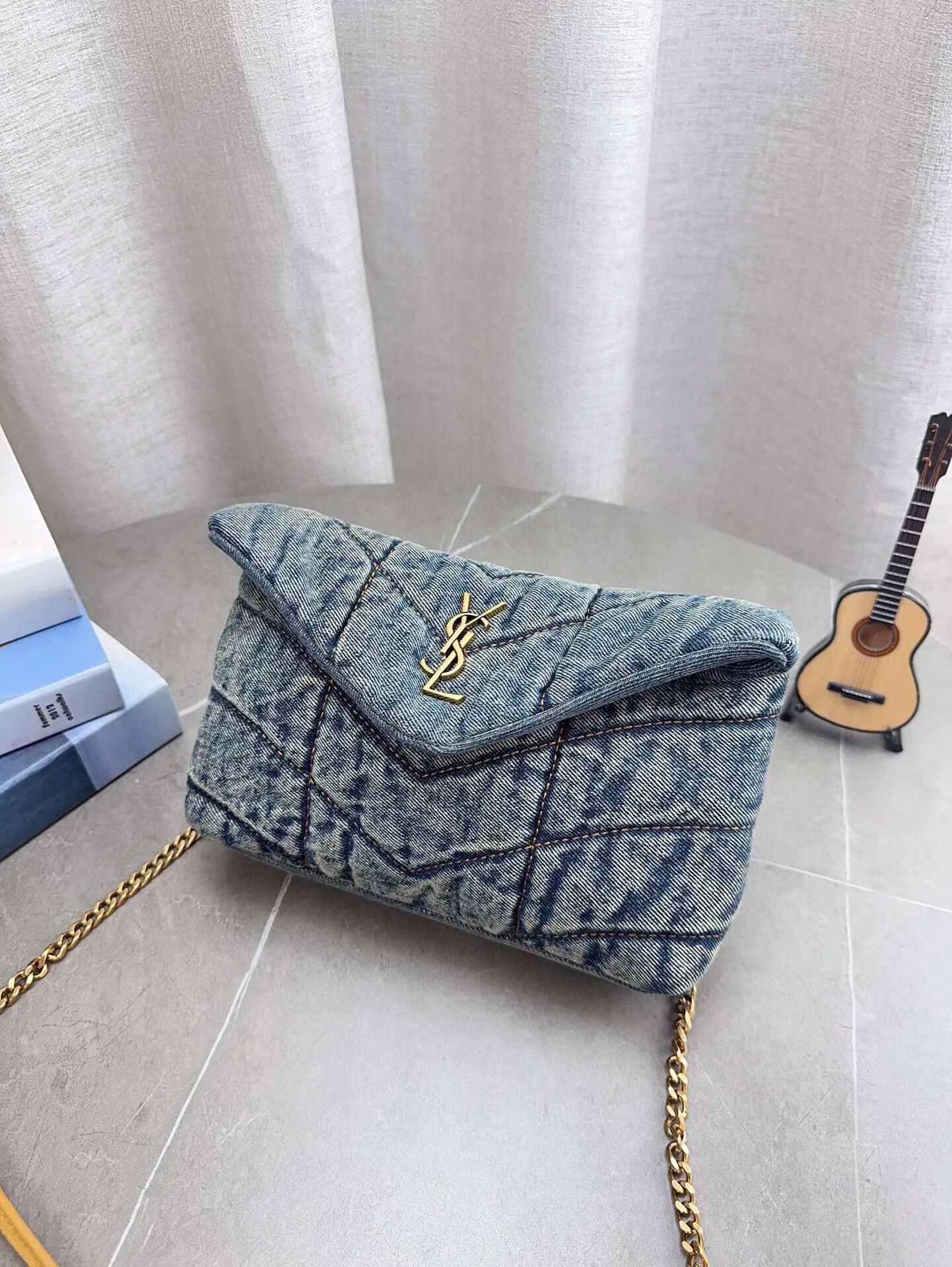 高品质YSL圣罗兰丹宁puffer 眼击中的ysIlouloupuffer云朵包 极具致敬意味的&ldquo;Loulou&rdquo;单肩包在本季开启全新演绎,设计师以牛仔效果面料融入填充夹克的创意，搭配鲜艳紫色，助你携-抹明媚迎接盎然春光。 为经典包袋注入新意，品牌用酒椰叶纤维拼接包面，简洁流畅的廓形洋溢优雅魅力，适宜搭配裤装或礼服，于细节处传递轻松愉悦的夏日写意。小号尺寸：22*16cm 无盒 p180